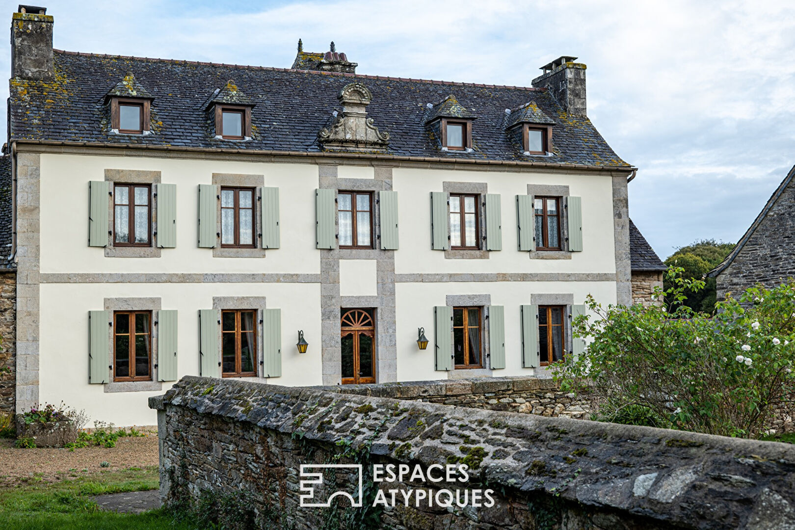 Élégant manoir du XVIe siècle avec gîtes lovés dans son parc.