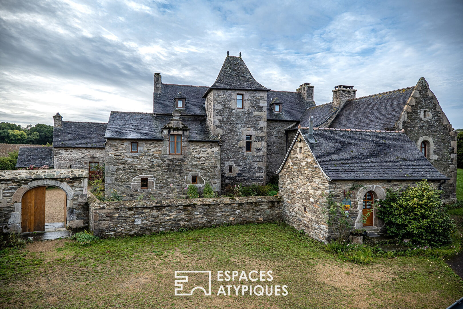 Élégant manoir du XVIe siècle avec gîtes lovés dans son parc.