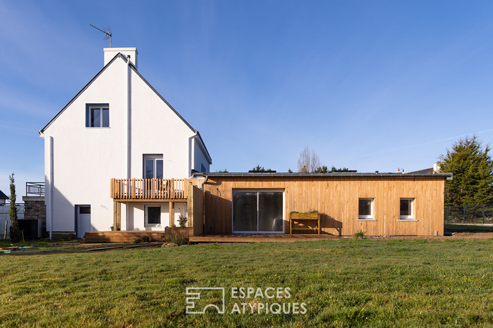 Maison inversée et son ascenseur avec vue mer