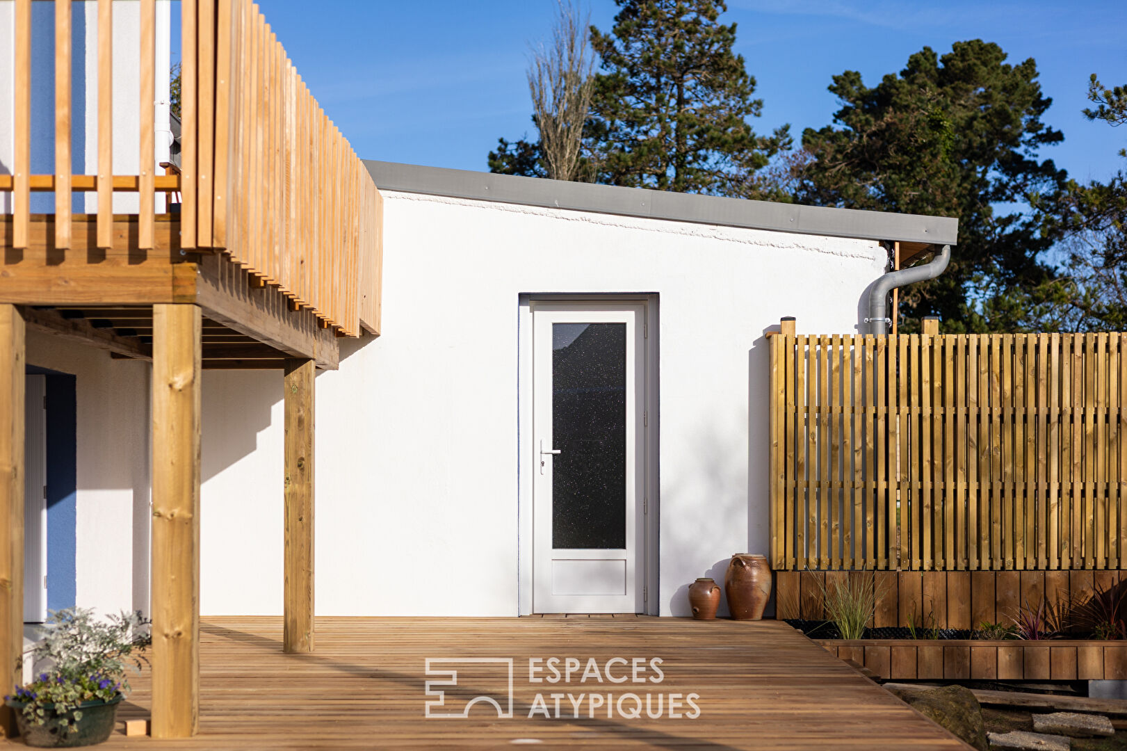 Maison inversée et son ascenseur avec vue mer