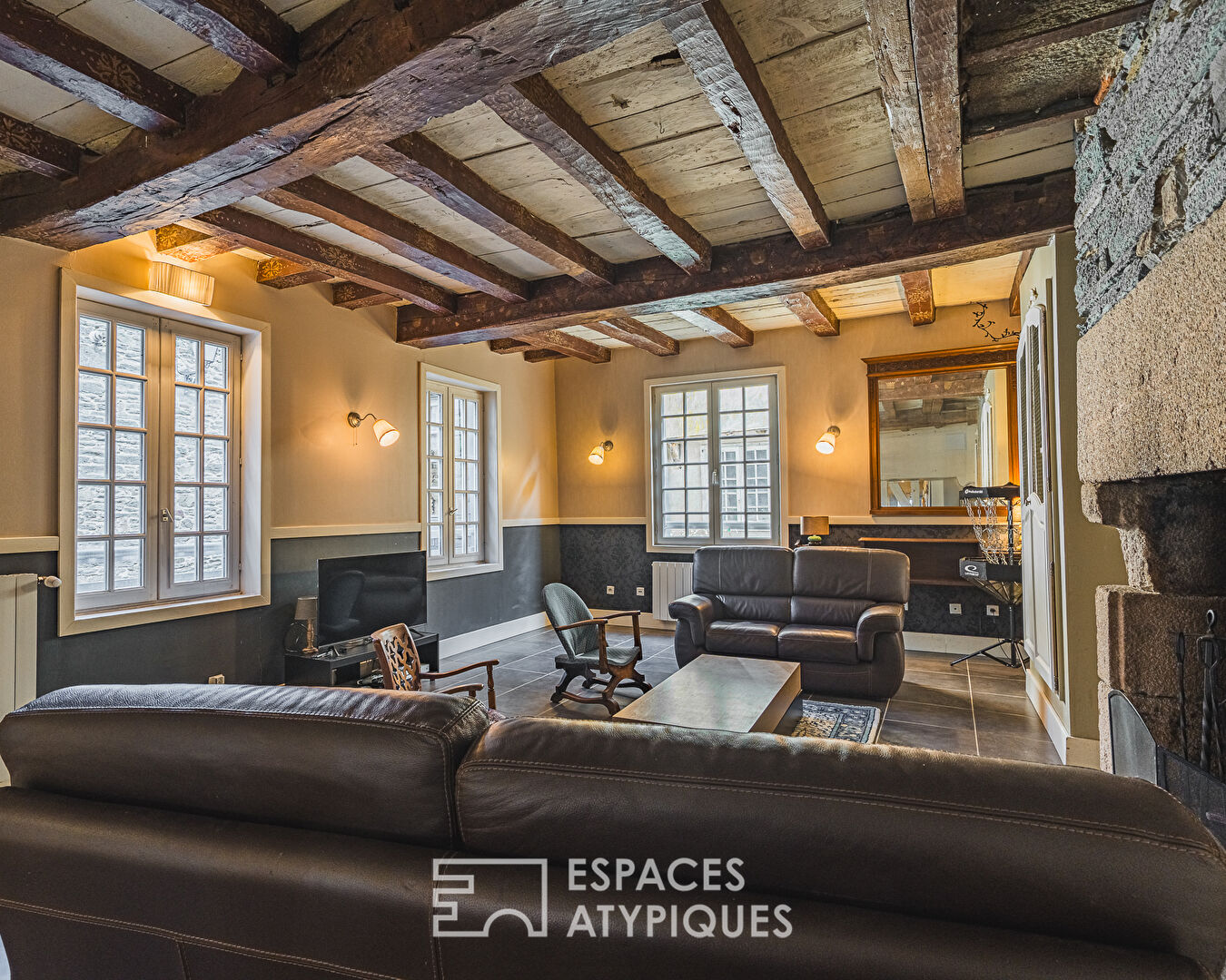 Maison à Pans de Bois – Triplex Familial avec local commercial et Studios