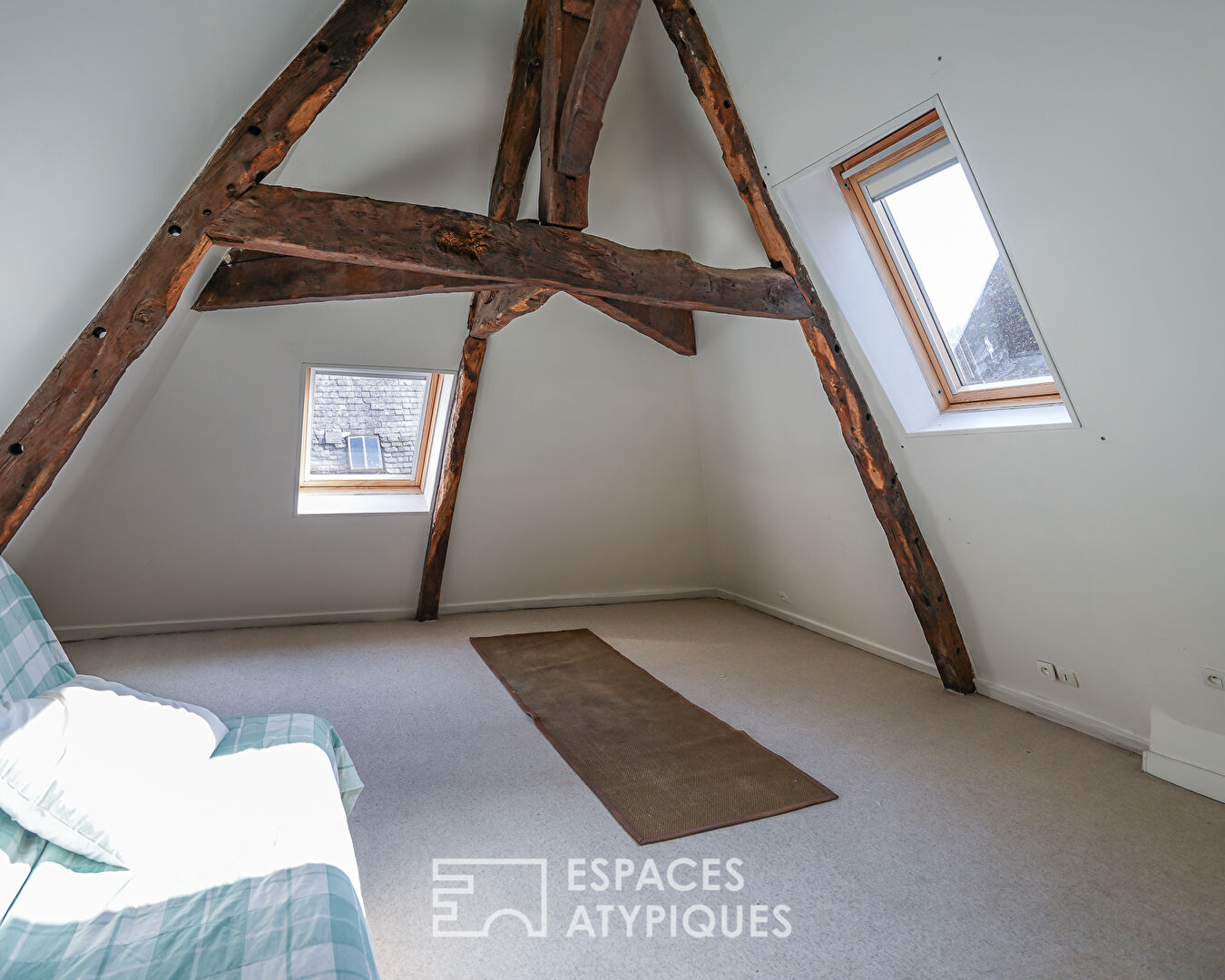 Maison à Pans de Bois – Triplex Familial avec local commercial et Studios