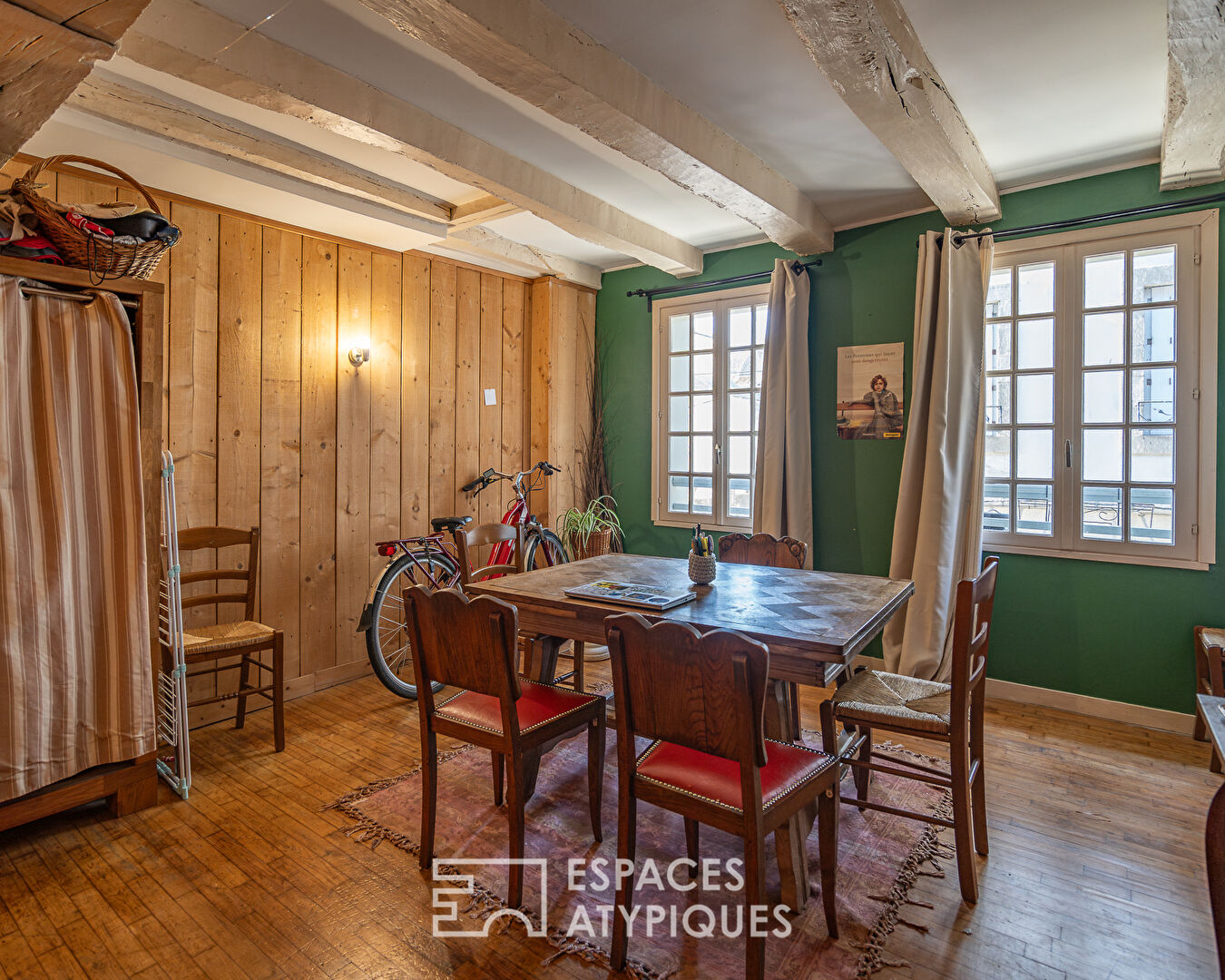 Maison à Pans de Bois – Triplex Familial avec local commercial et Studios