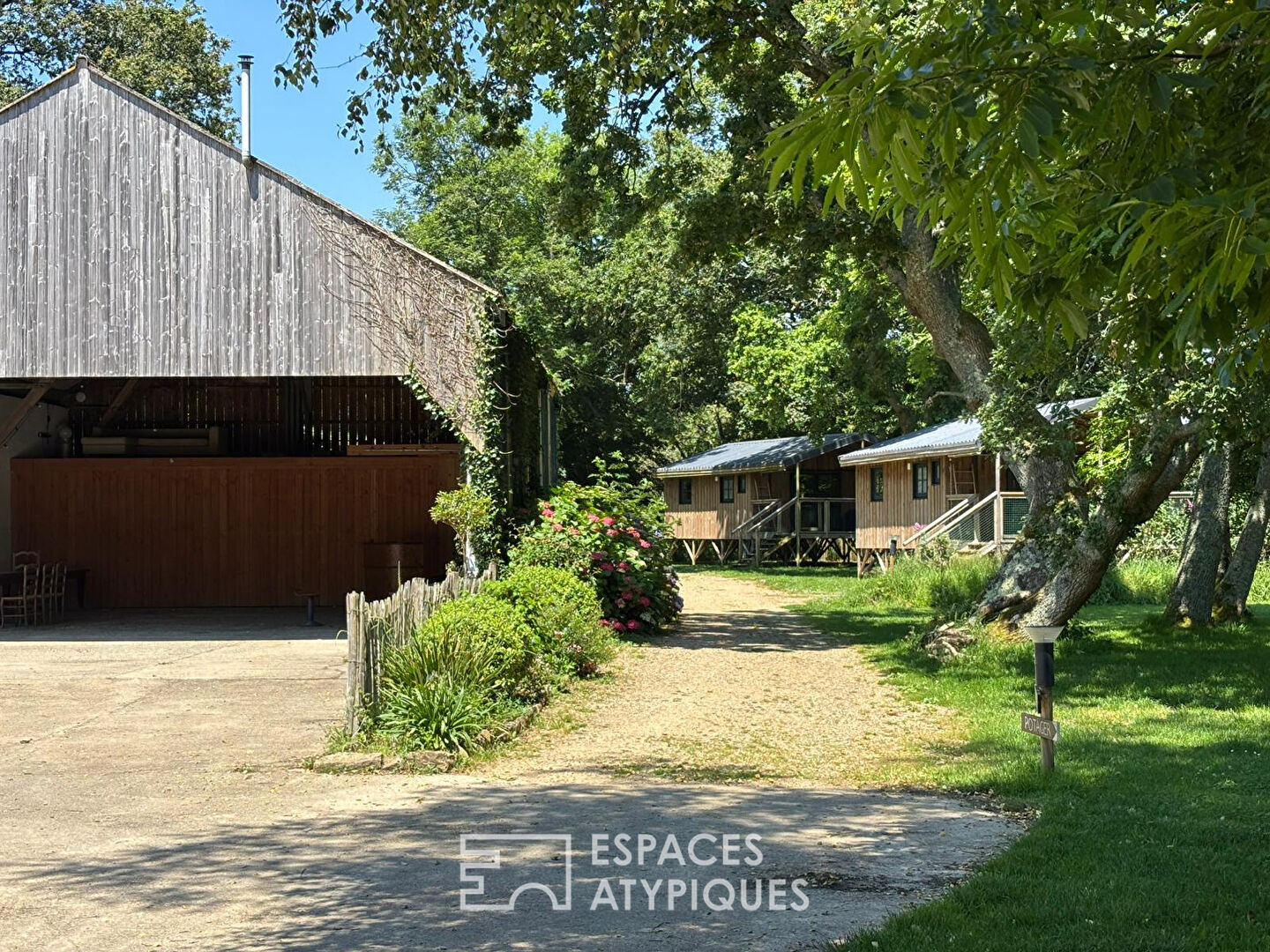 Propriété et ses écolodges lovés dans un écrin de verdure