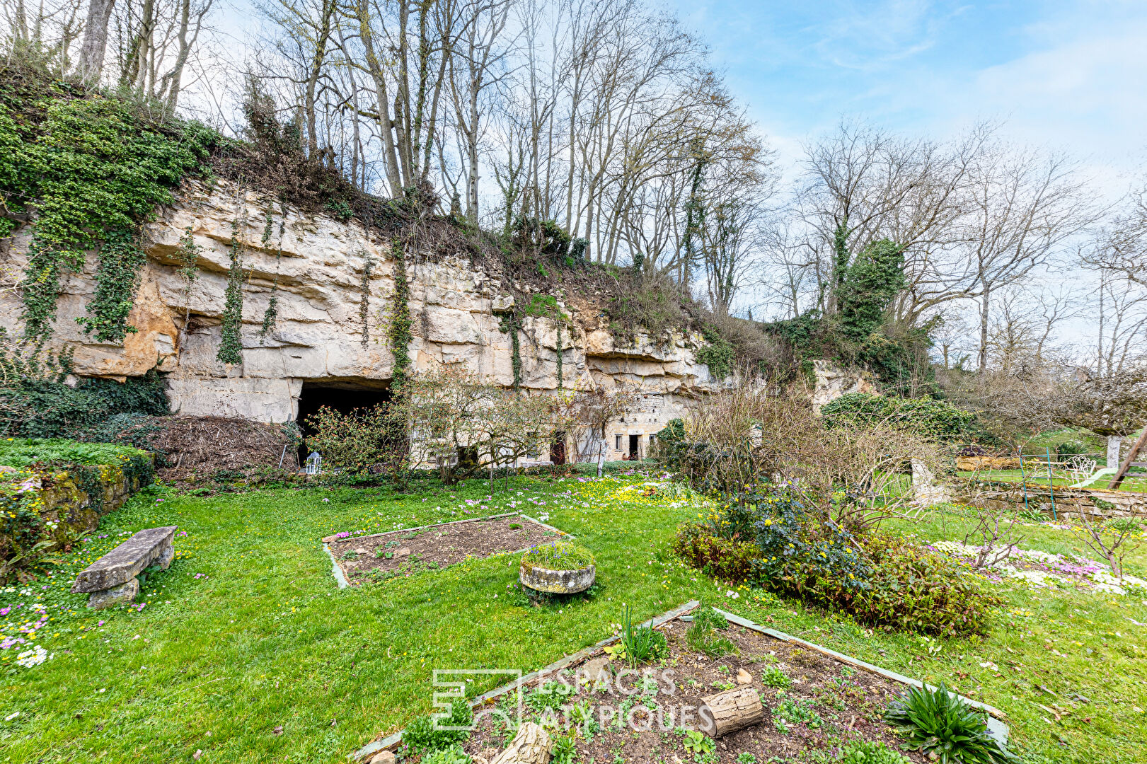 The hidden beauty – Property from 1867, its caves and its park