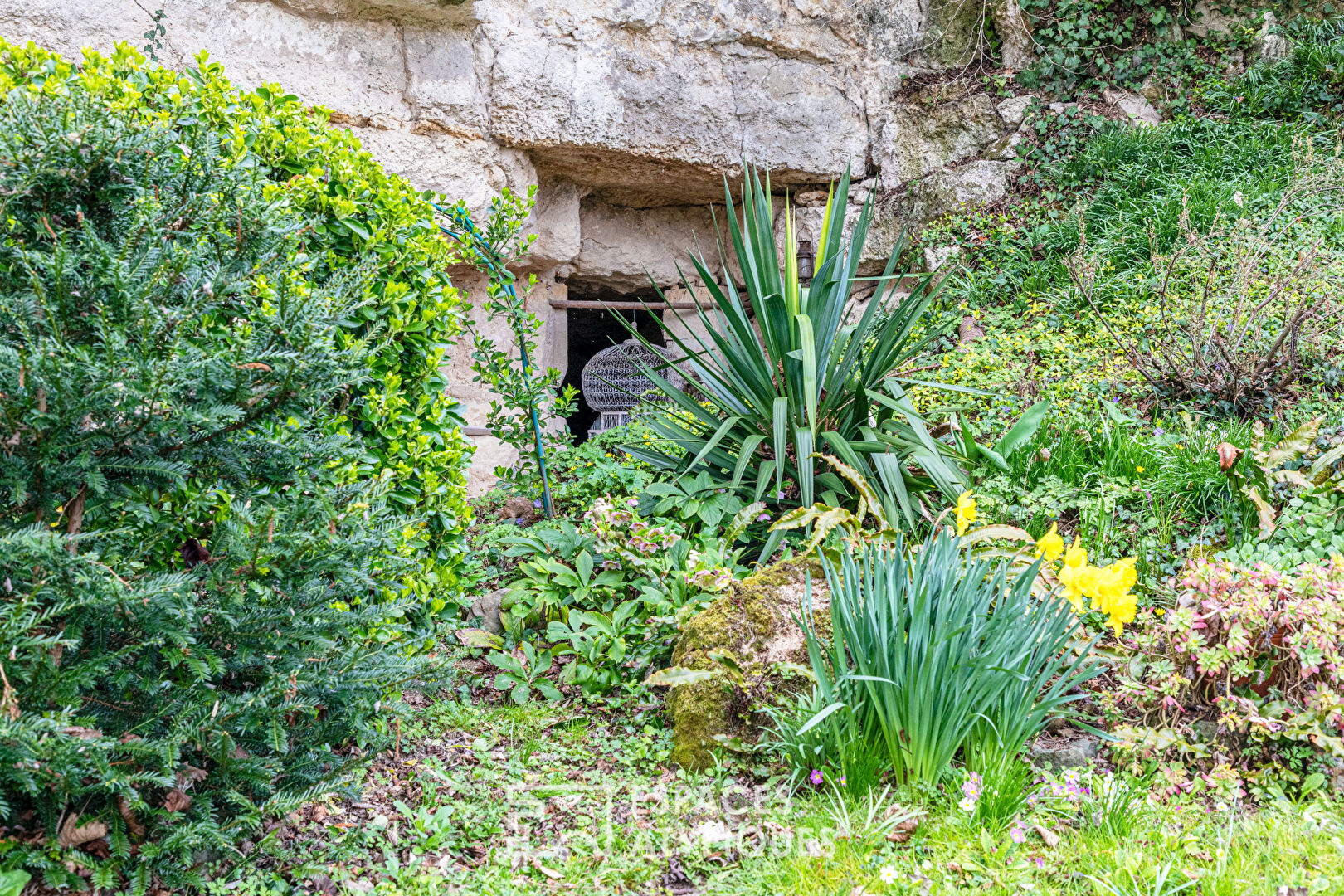 The hidden beauty – Property from 1867, its caves and its park