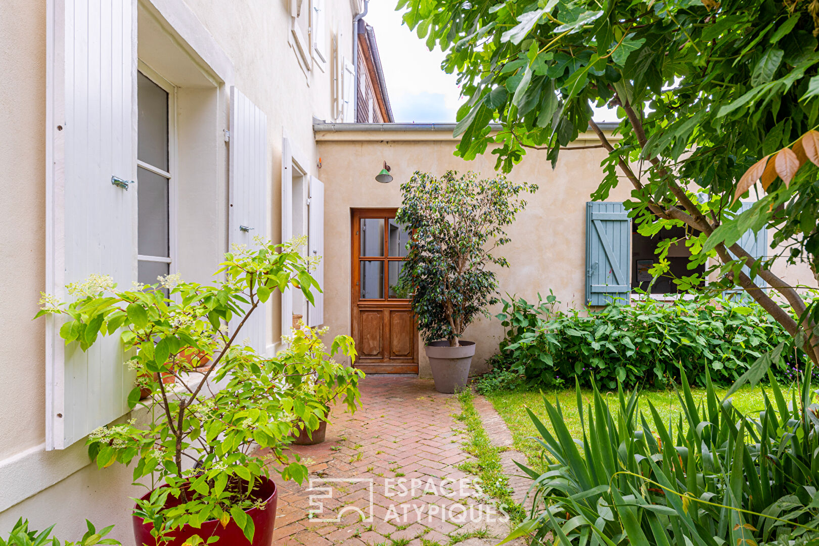 Warm family home in the heart of the village of Livilliers