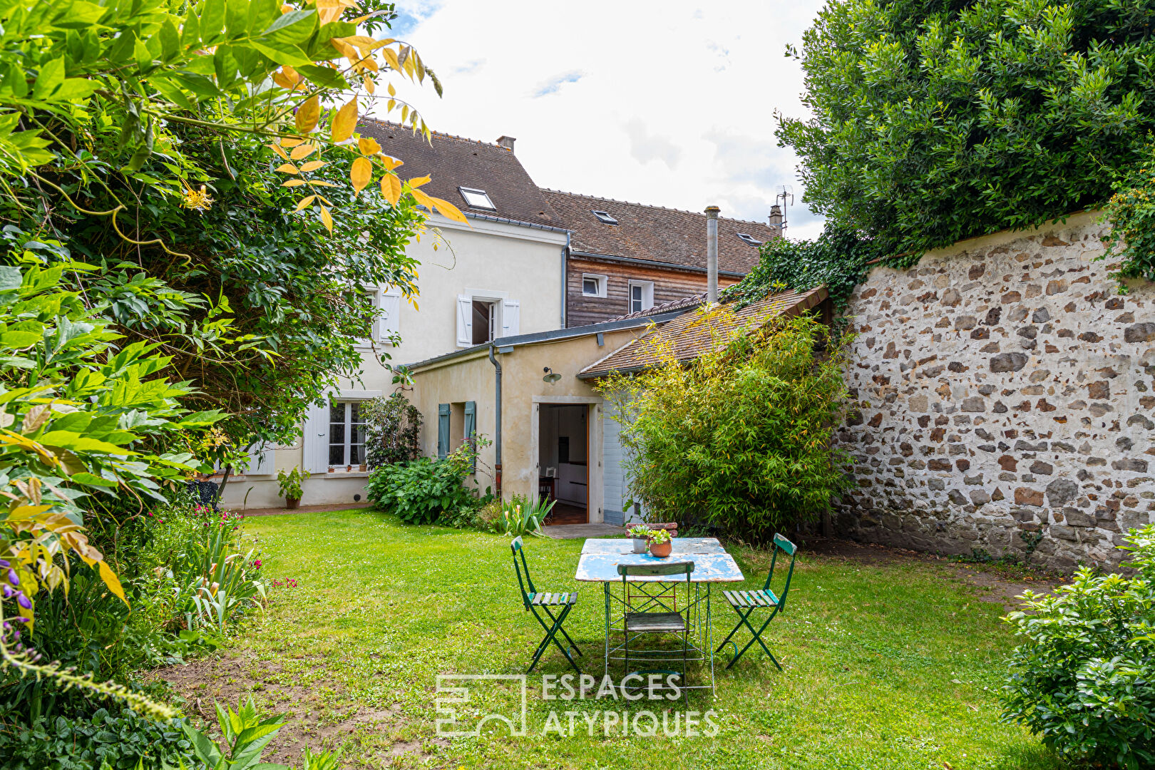 Warm family home in the heart of the village of Livilliers