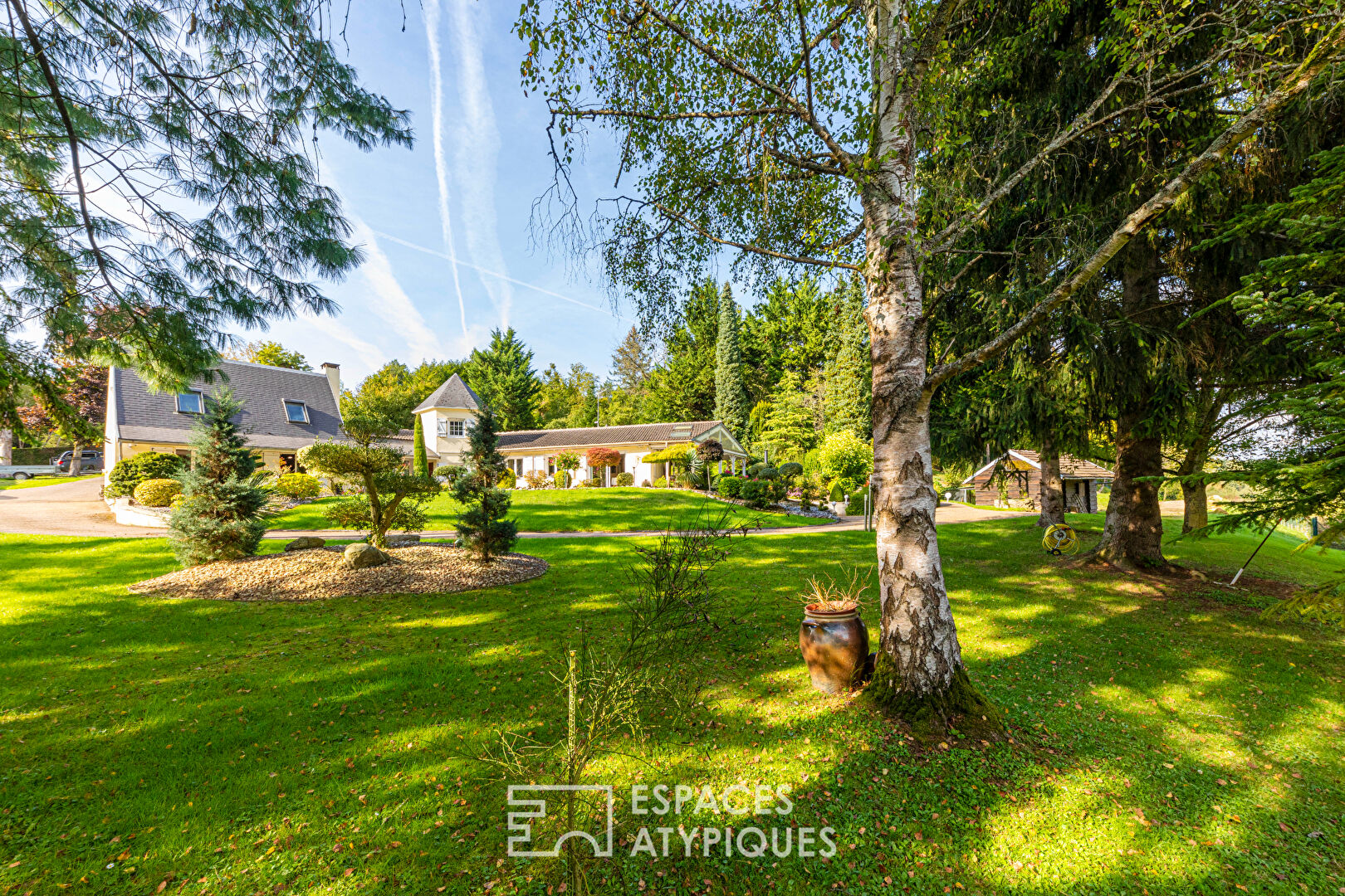 Characterful residence and its medieval turret in Vallangoujard