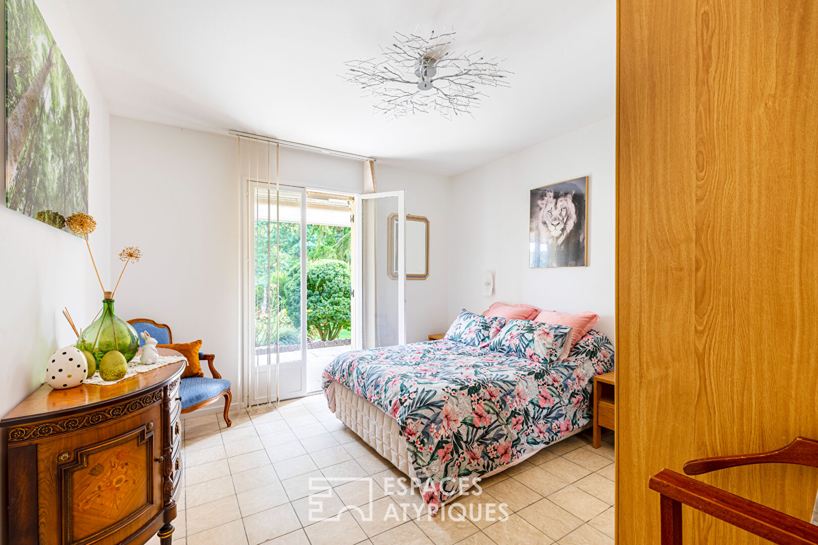 Characterful residence and its medieval turret in Vallangoujard