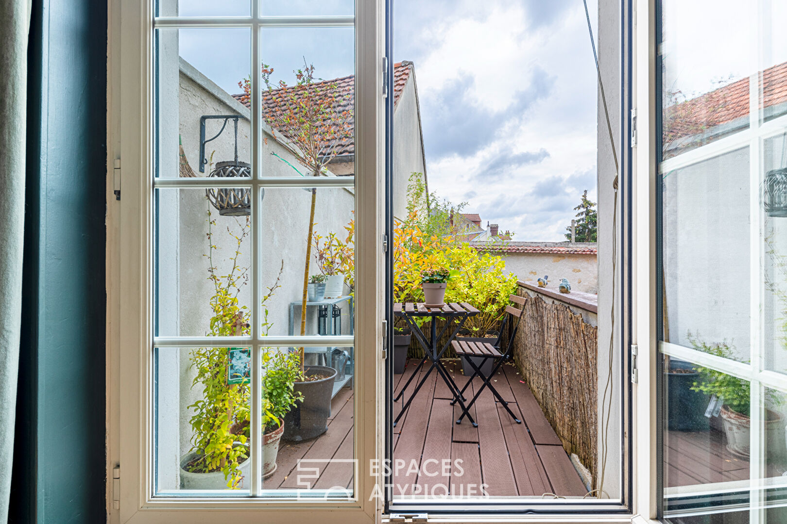 Vexin stone house with terraces, small garden and independent studio