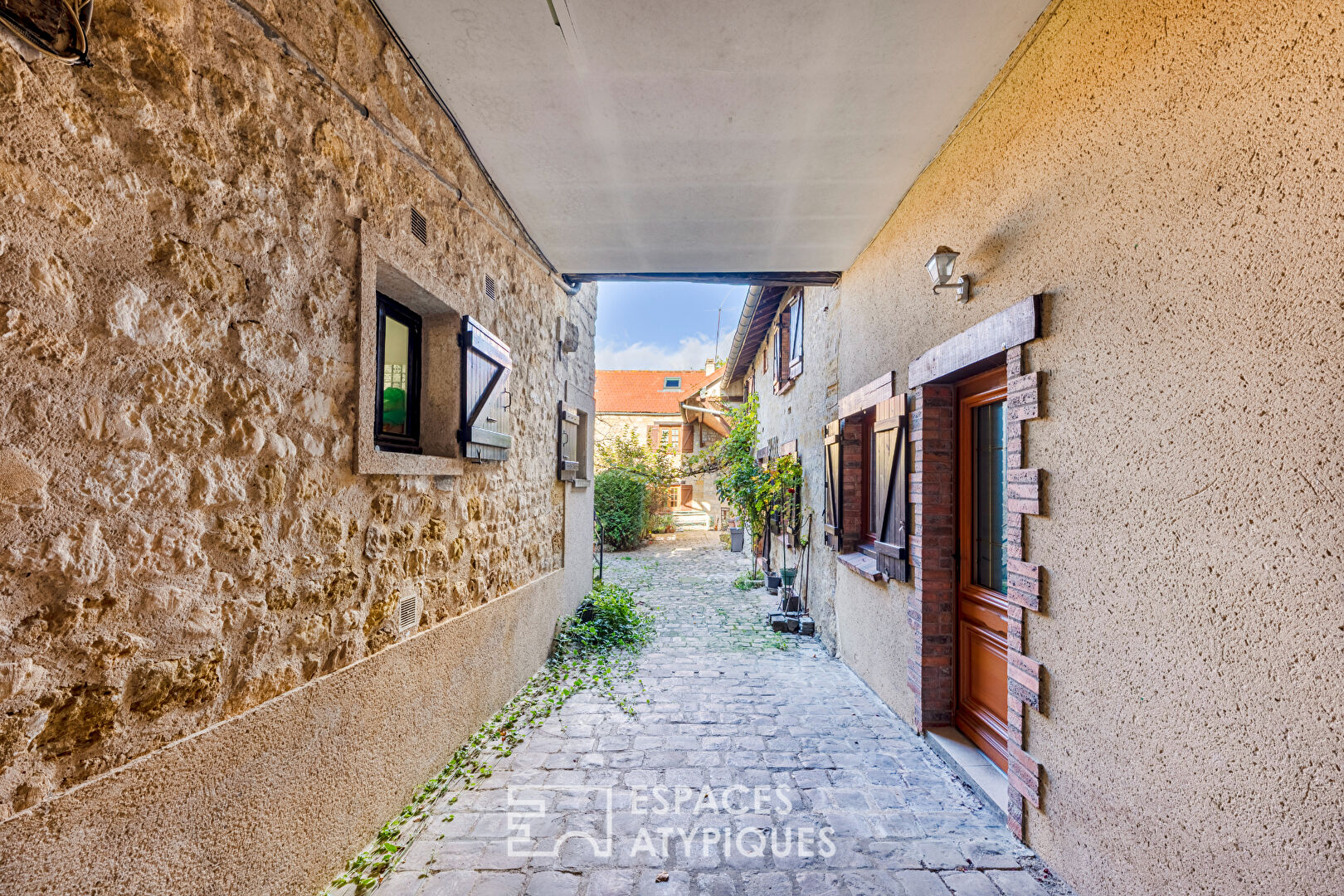 Charm of yesteryear, comfort of today… Sumptuous farmhouse located in the heart of the village of Eragny sur Oise