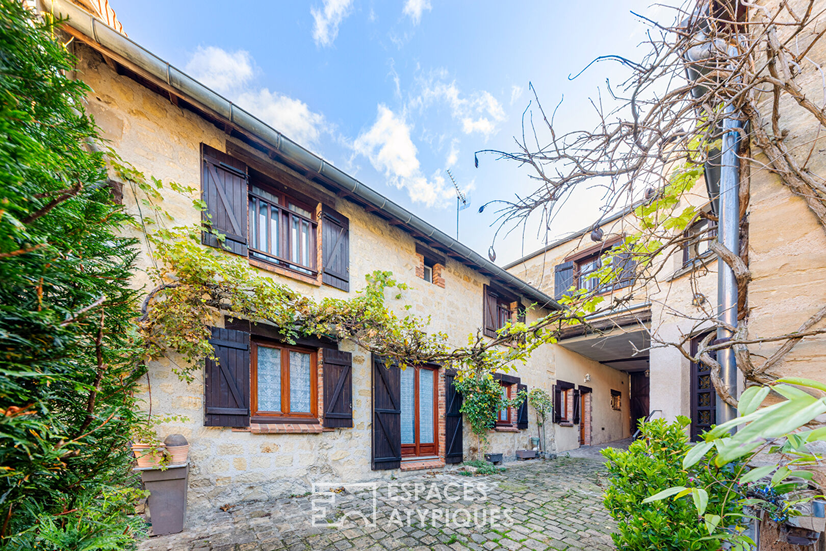 Charm of yesteryear, comfort of today… Sumptuous farmhouse located in the heart of the village of Eragny sur Oise