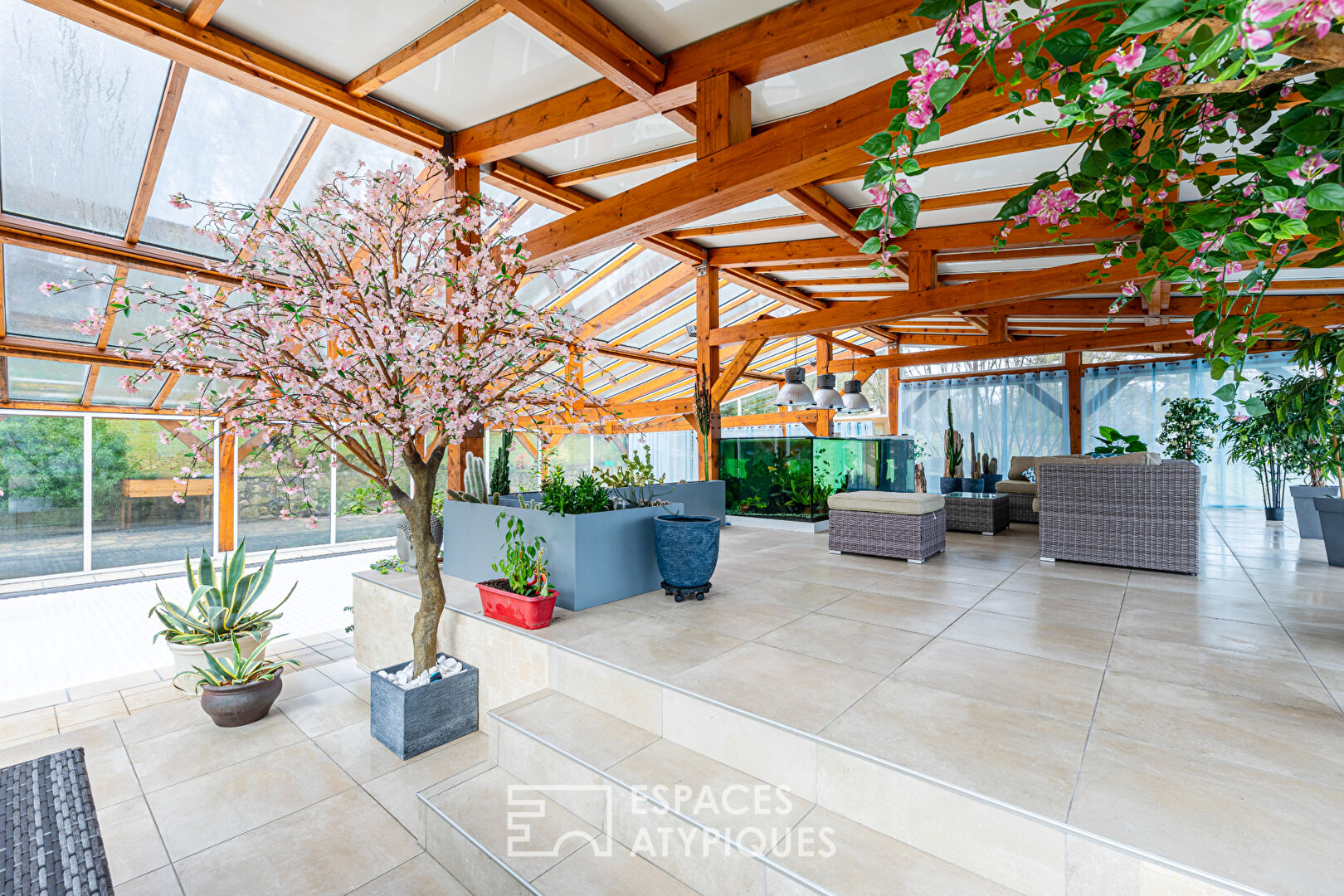 Propriété prestigieuse nichée au coeur d’un écrin de verdure, avec deux maisons et piscine couverte