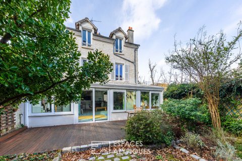 Family home with bright veranda near the town centre of L’Isle-Adam