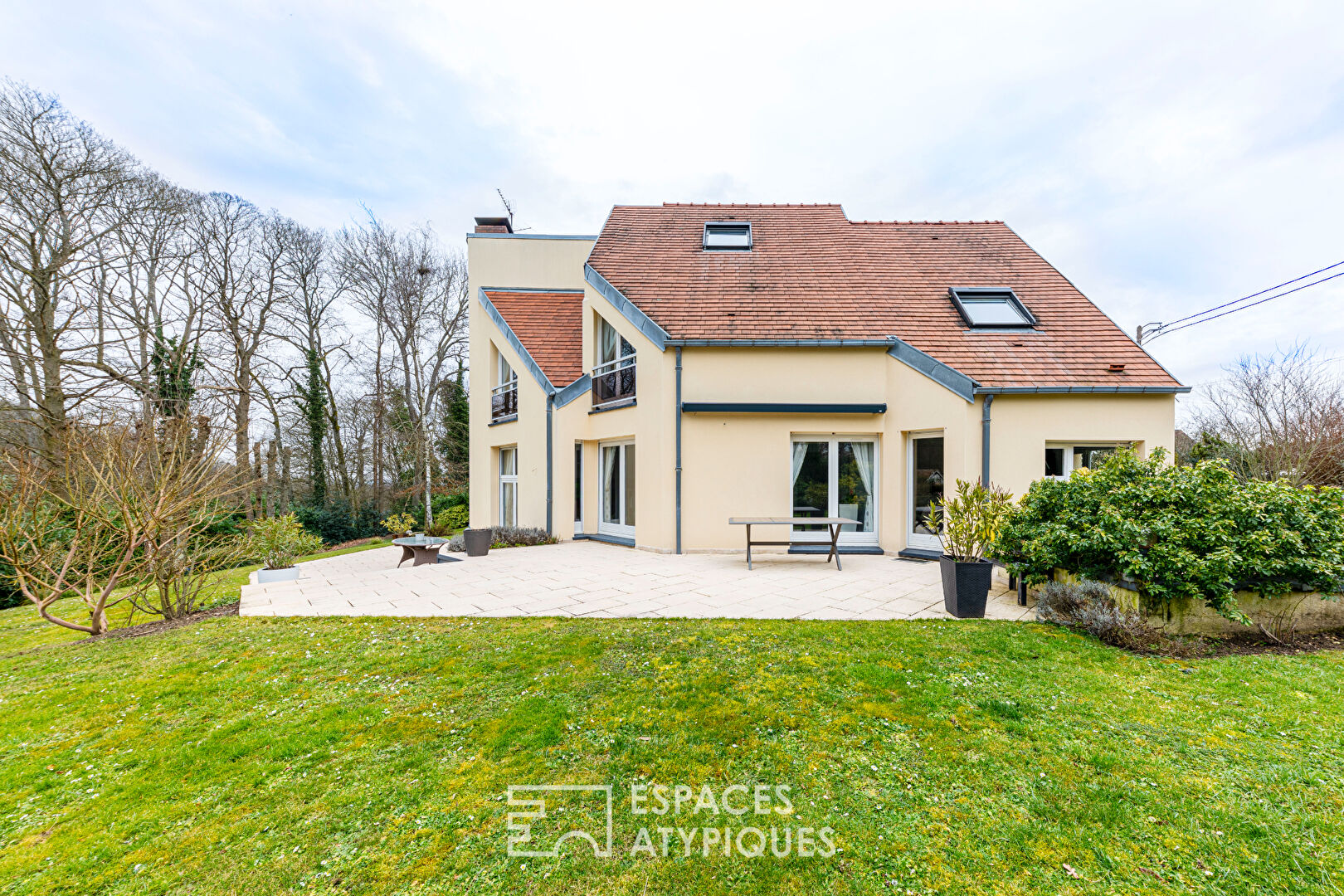 Incredible architect-designed house in a quiet area near Saint Leu la forêt