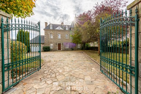 LA REMARQUABLE – Beautiful bourgeois house with its terrace and park – in the center of BROÖNS