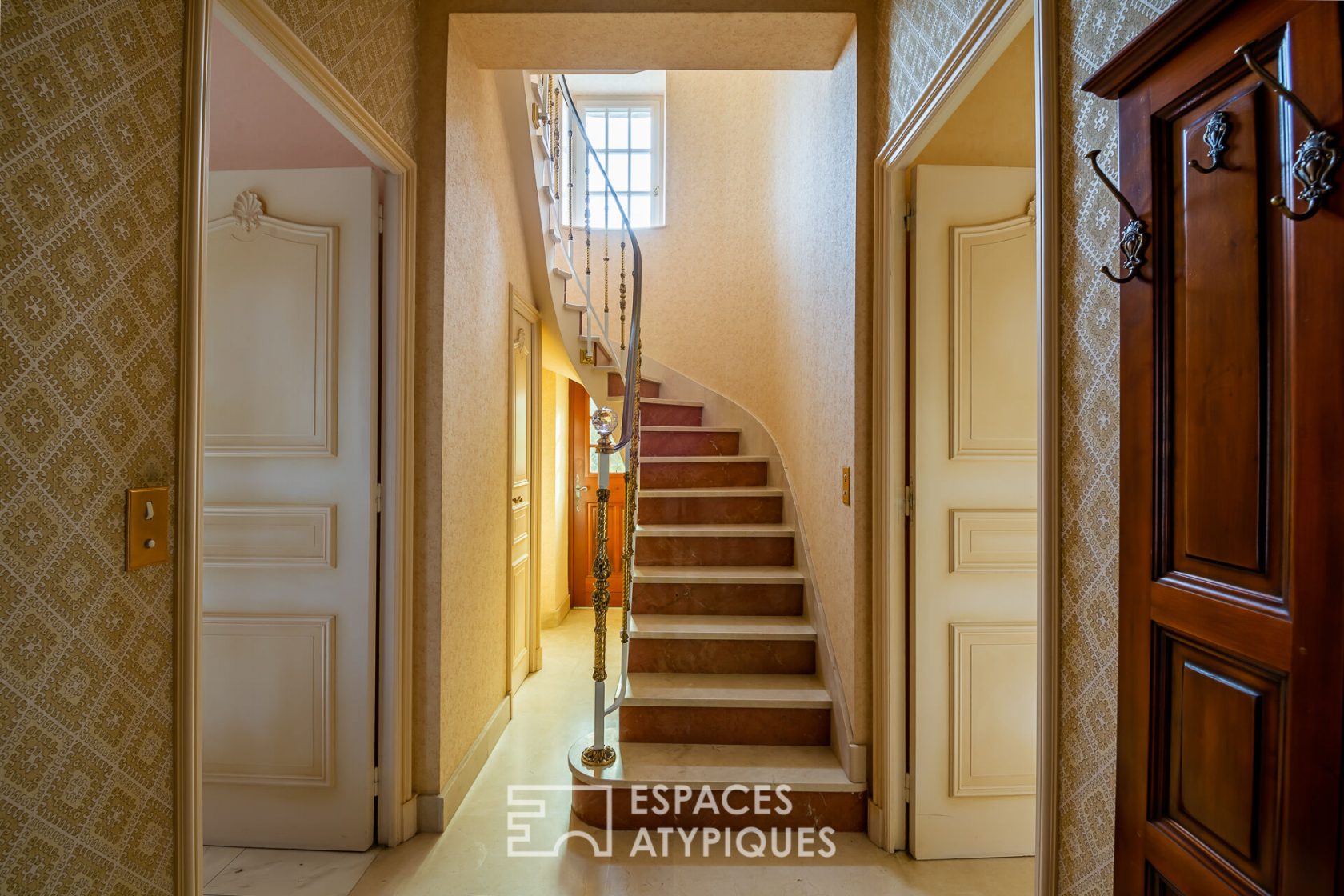 LA REMARQUABLE – Beautiful bourgeois house with its terrace and park – in the center of BROÖNS