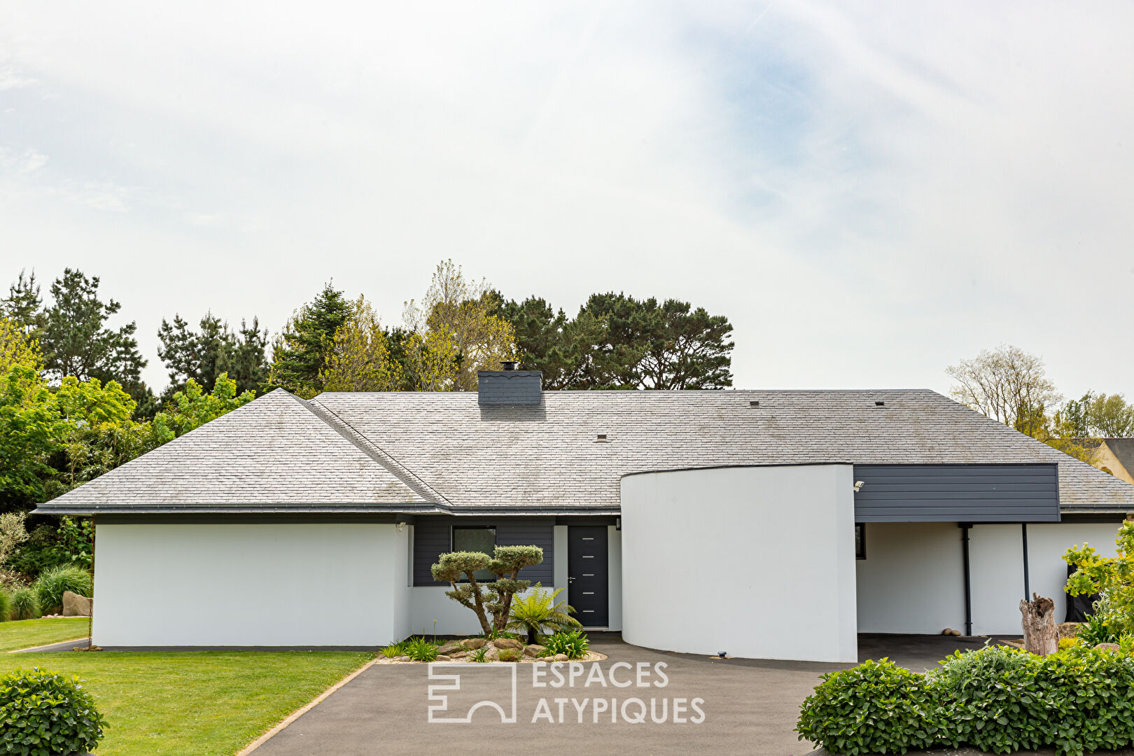 Maison d’architecte sur côte de granite rose