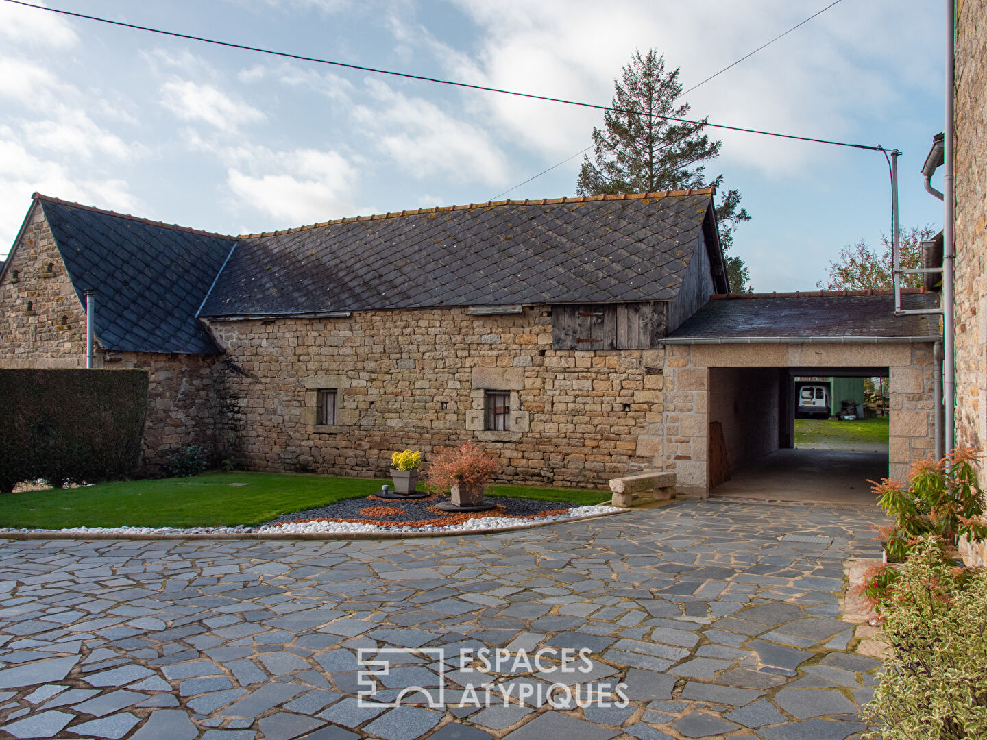 BELLE MAISON EN PIERRE AVEC JARDIN ET DEPENDANCES EN CAMPAGNE