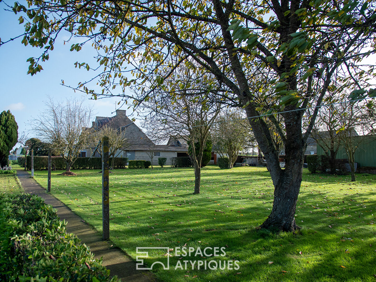 BELLE MAISON EN PIERRE AVEC JARDIN ET DEPENDANCES EN CAMPAGNE