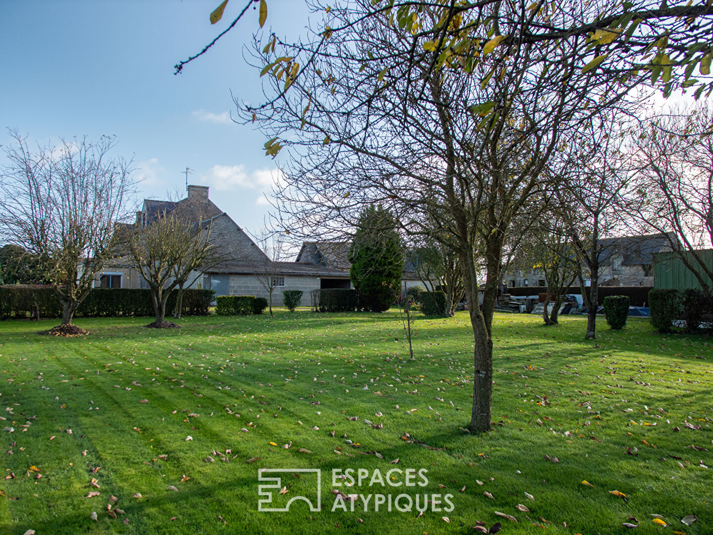 BELLE MAISON EN PIERRE AVEC JARDIN ET DEPENDANCES EN CAMPAGNE