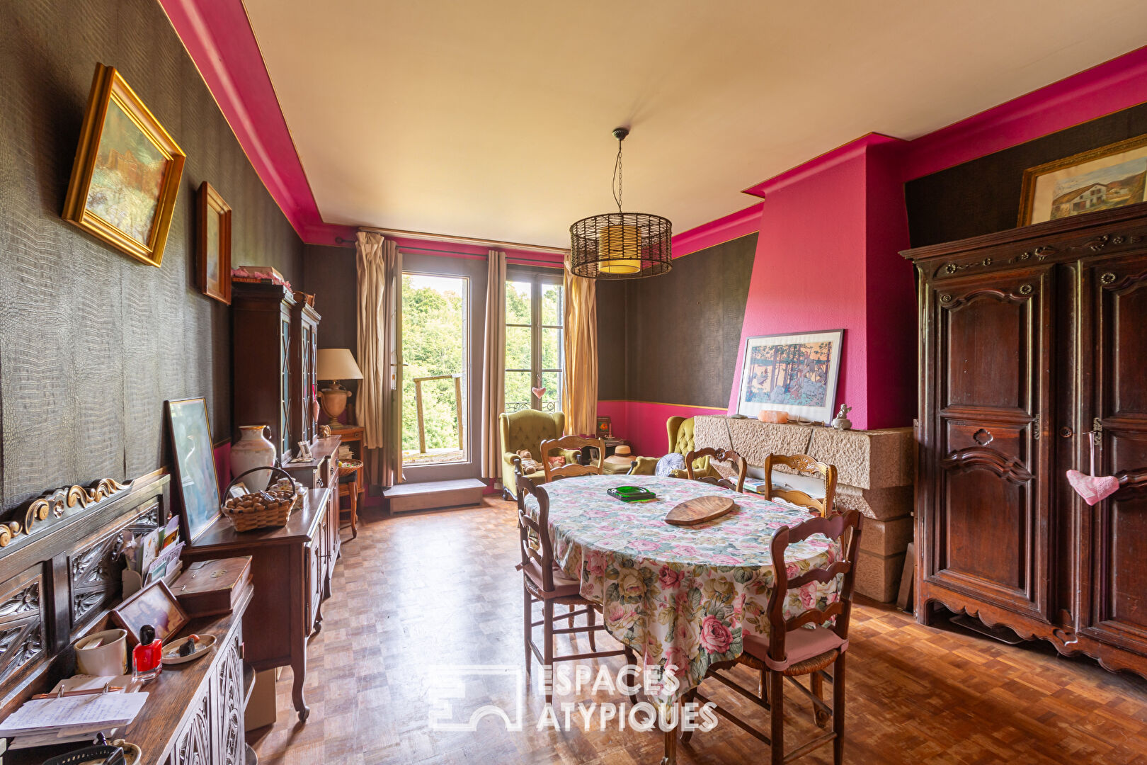 In the heart of the historic village, character house, commercial premises 210sqm