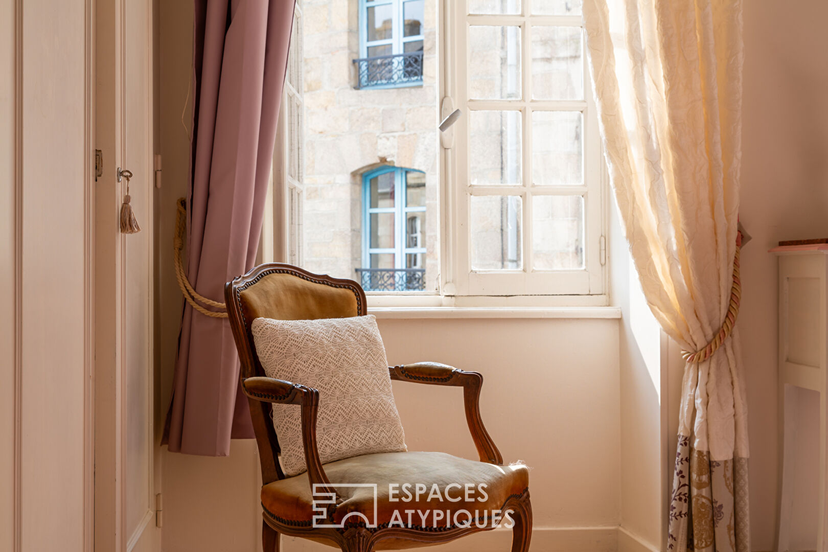 In the heart of the historic village, character house, commercial premises 210sqm