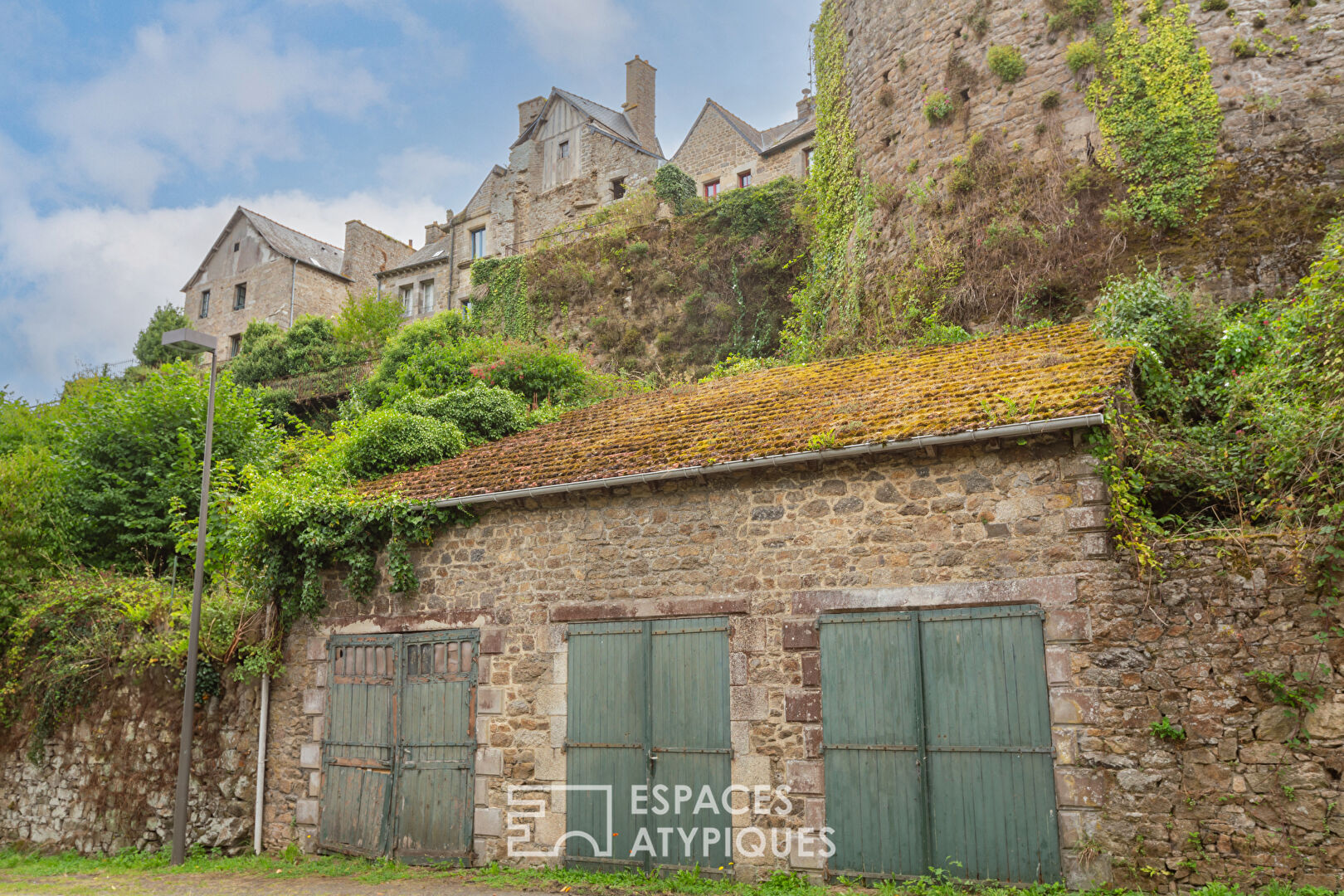 Plein coeur de village Historique, maison de caractère, local commercial 210m²