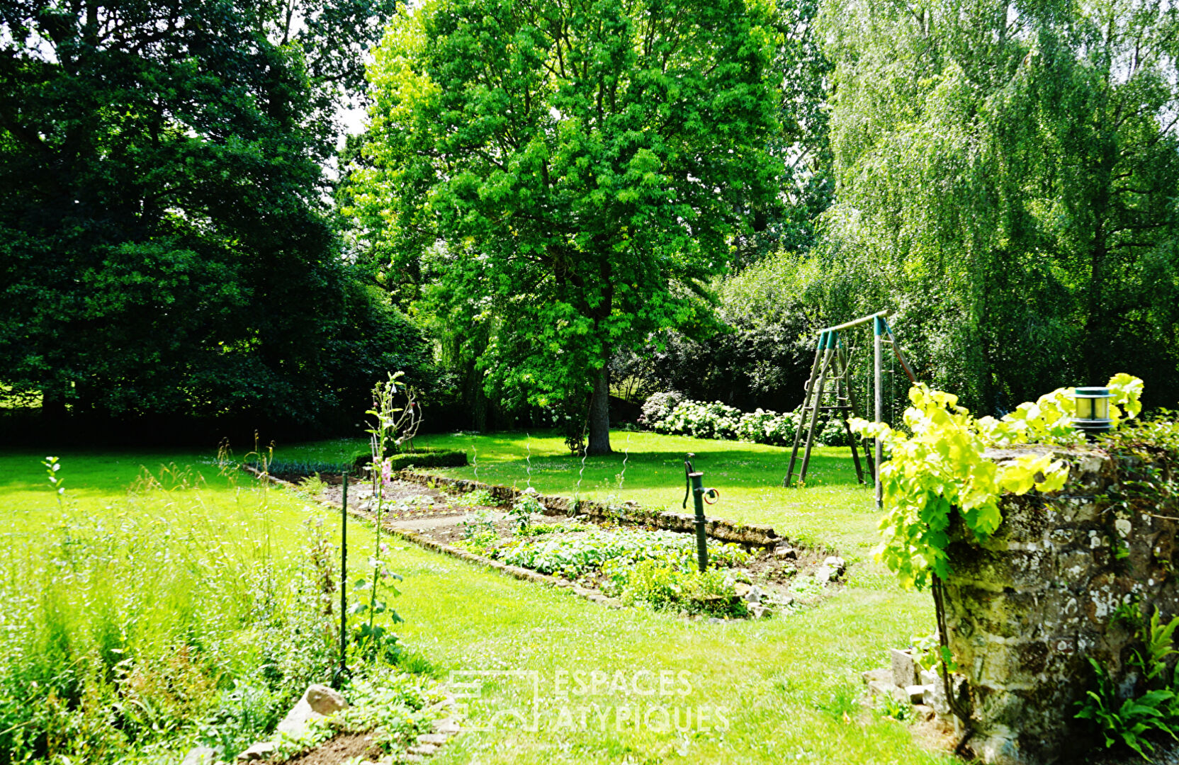 Longère bucolique à  Saint-Alban et son grand jardin