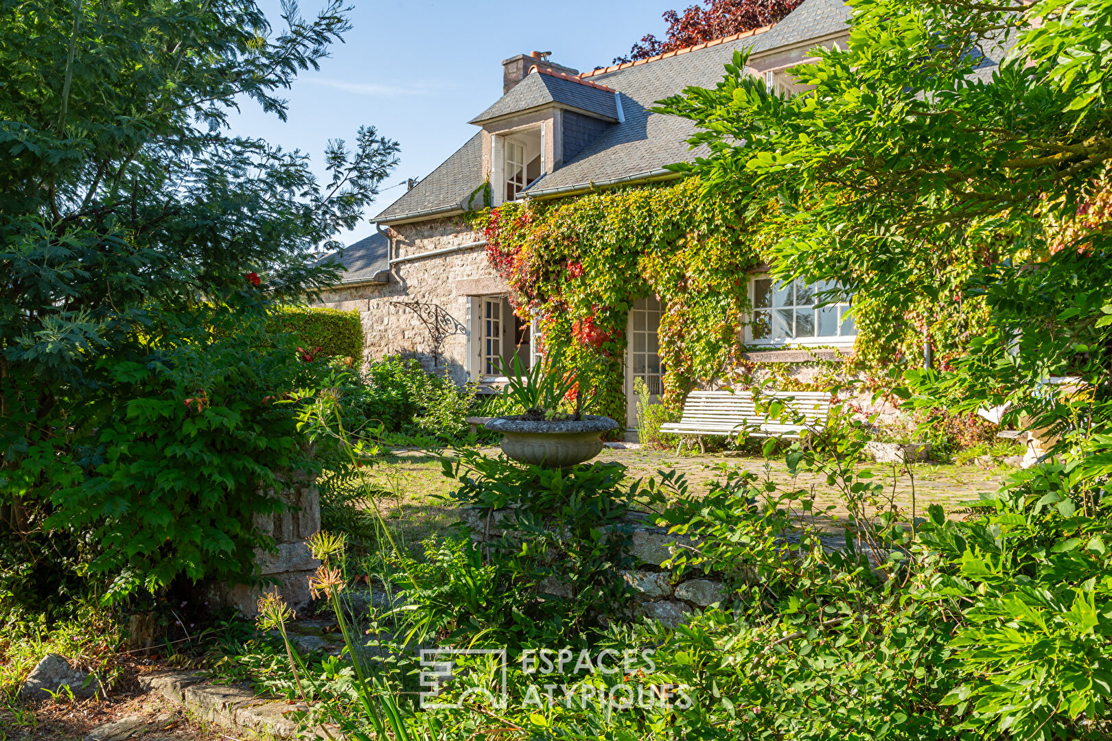 Character property with sea view at the gateway to Cap d’Erquy