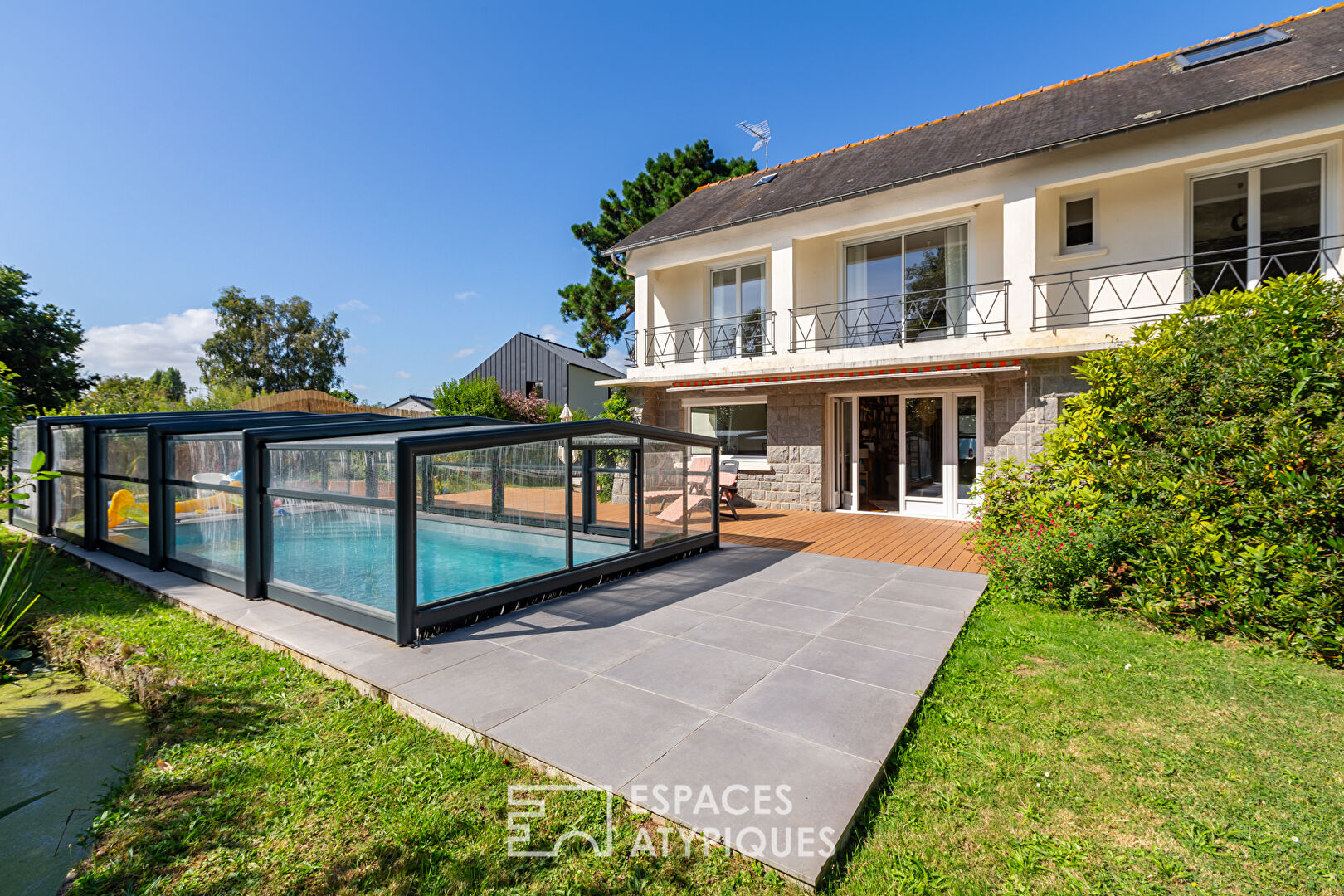 House with swimming pool and guest house in Pordic