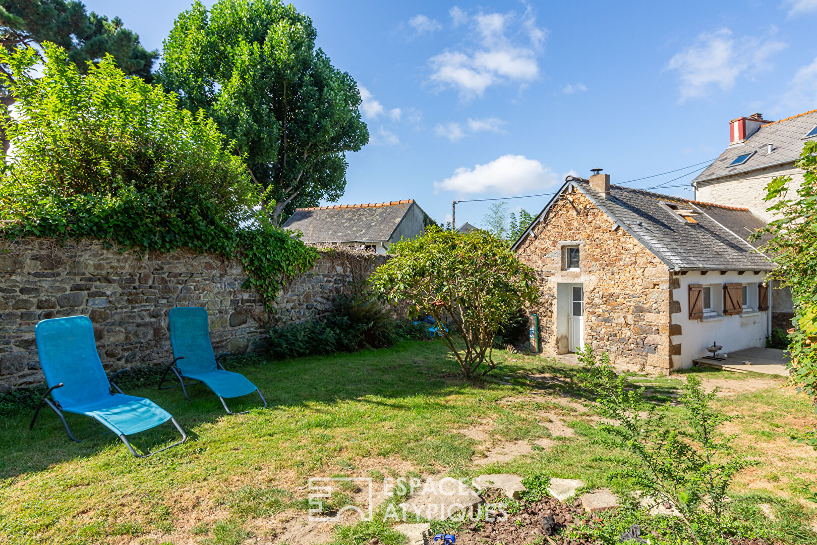 House with swimming pool and guest house in Pordic