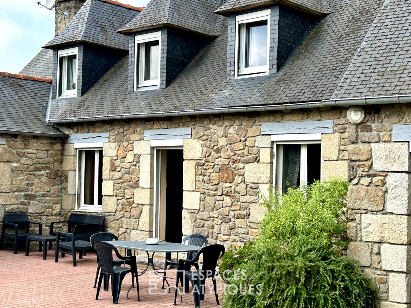 Double farmhouse in the Trieux countryside