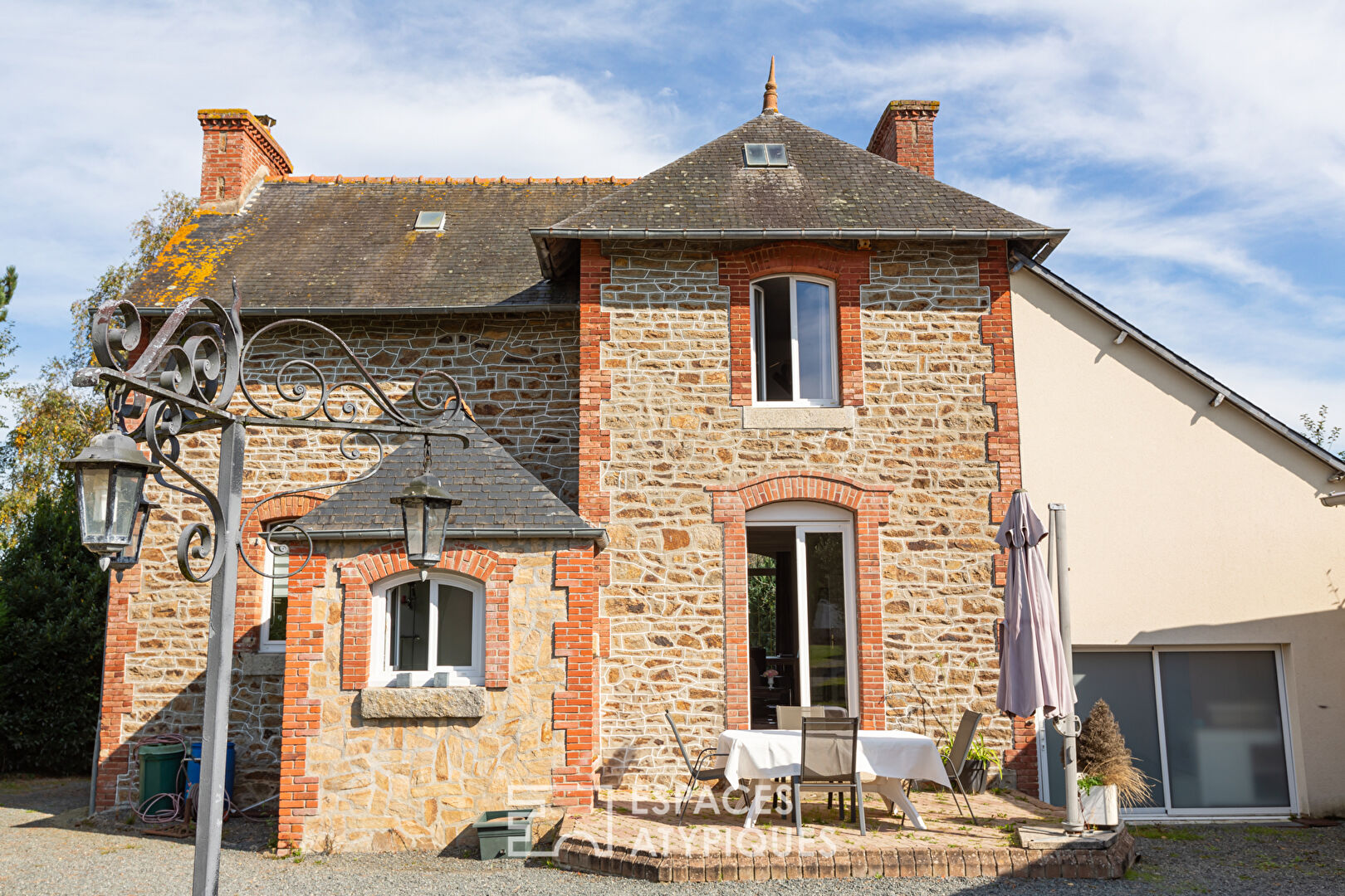 Belle maison d’époque et sa piscine à Quessoy