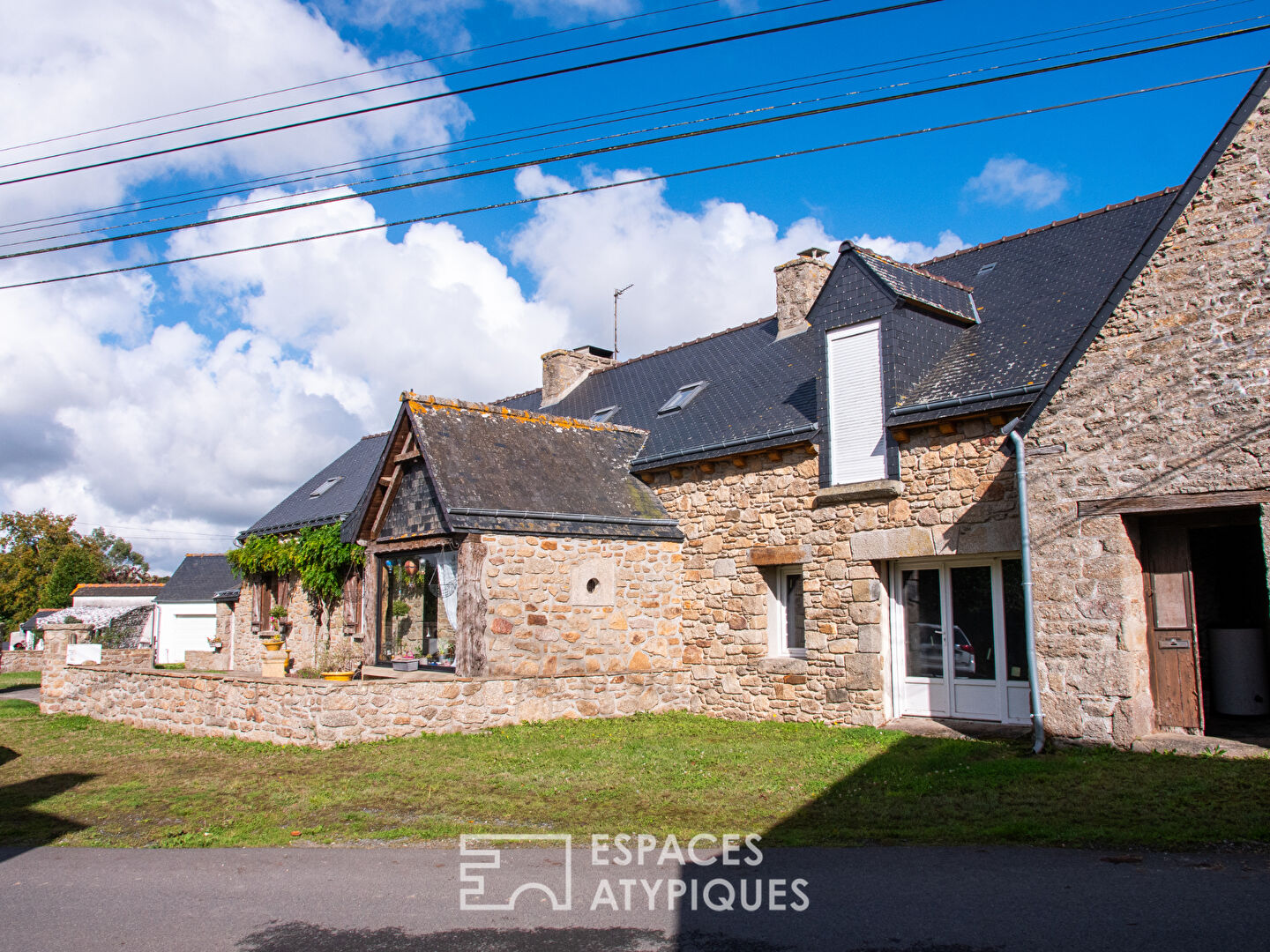 Charmant ensemble immobilier en pierre au beau potentiel et ses nombreuses annexes