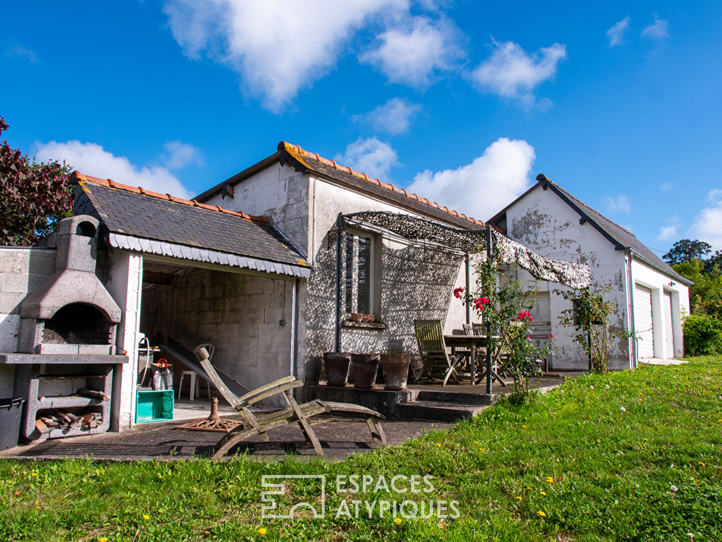 Charmant ensemble immobilier en pierre au beau potentiel et ses nombreuses annexes