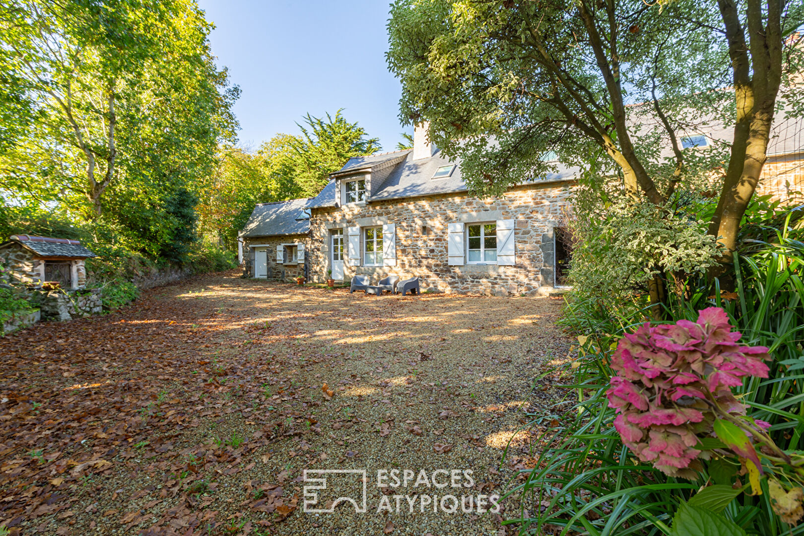 Magnifique maison en pierre rénovée, avec son gîte et son terrain de tennis à PLOUHA