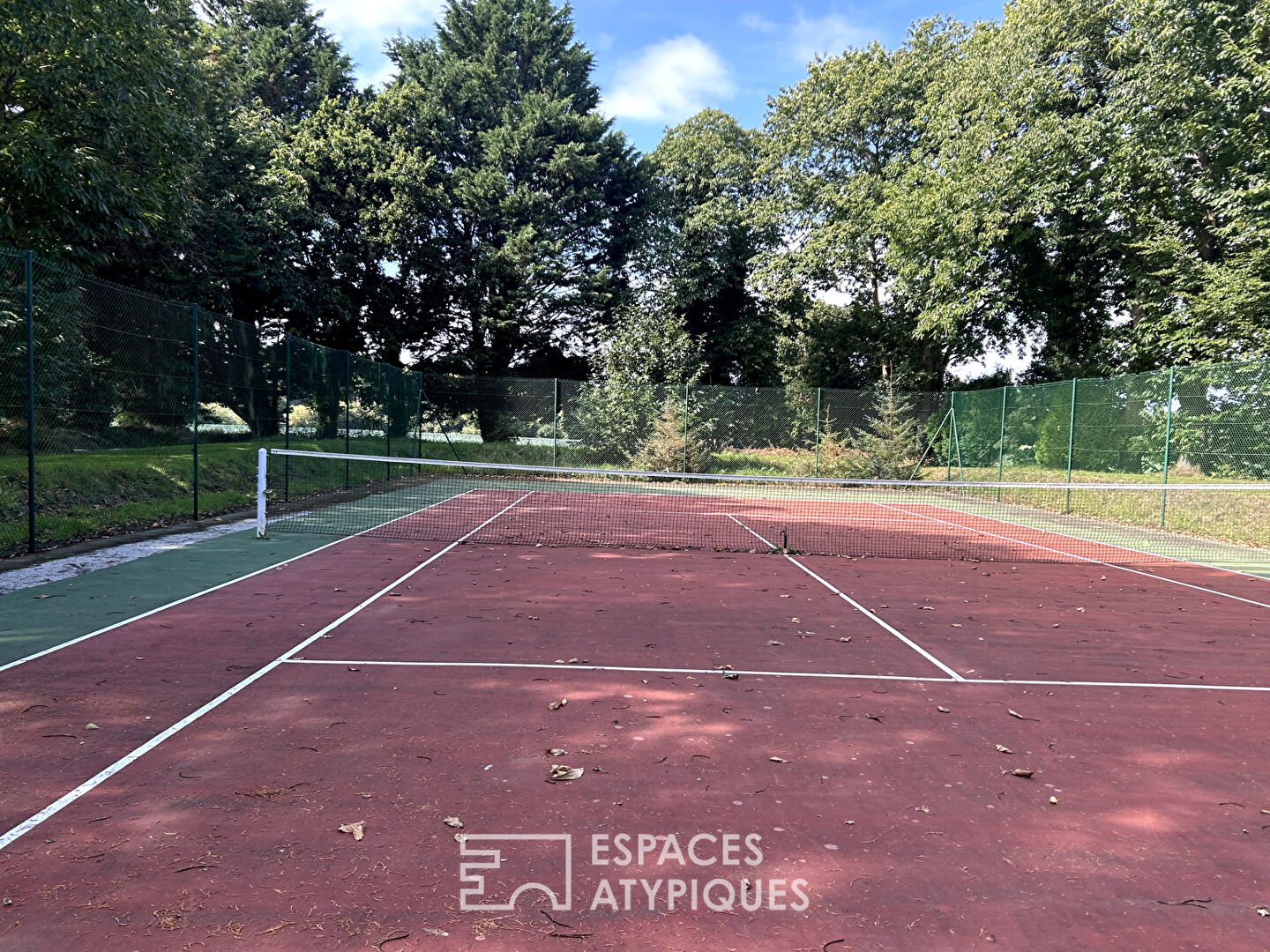 Magnifique maison en pierre rénovée, avec son gîte et son terrain de tennis à PLOUHA