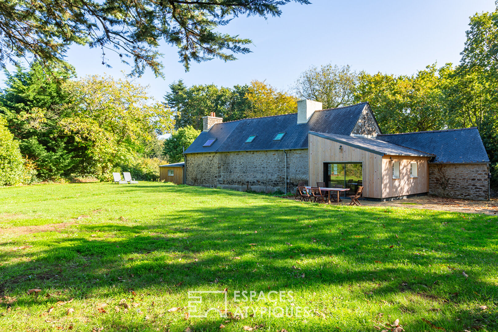 Magnifique maison en pierre rénovée, avec son gîte et son terrain de tennis à PLOUHA