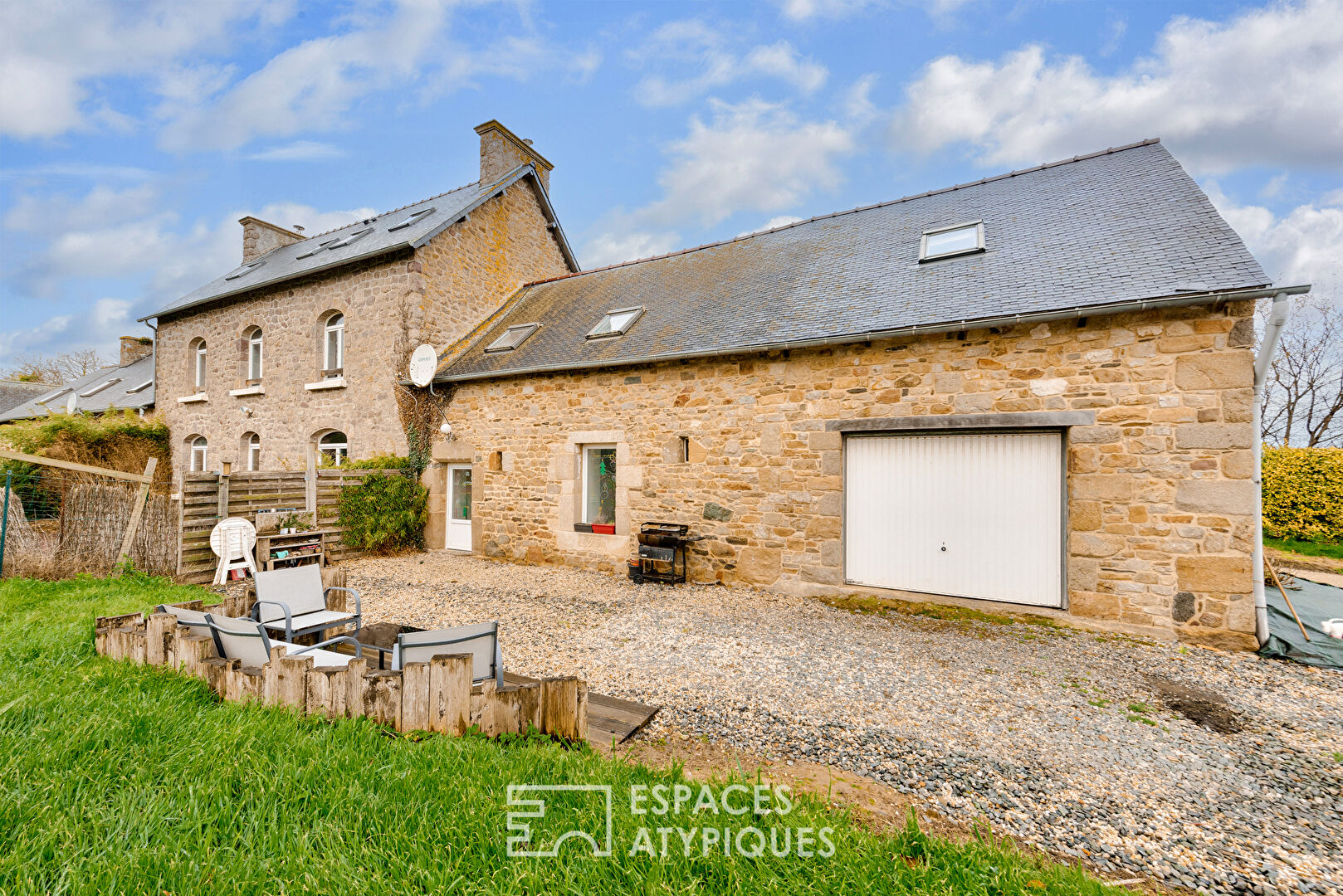 Belle propriété en pierre, composée de quatre maisons bord de mer – entre charme et authenticité