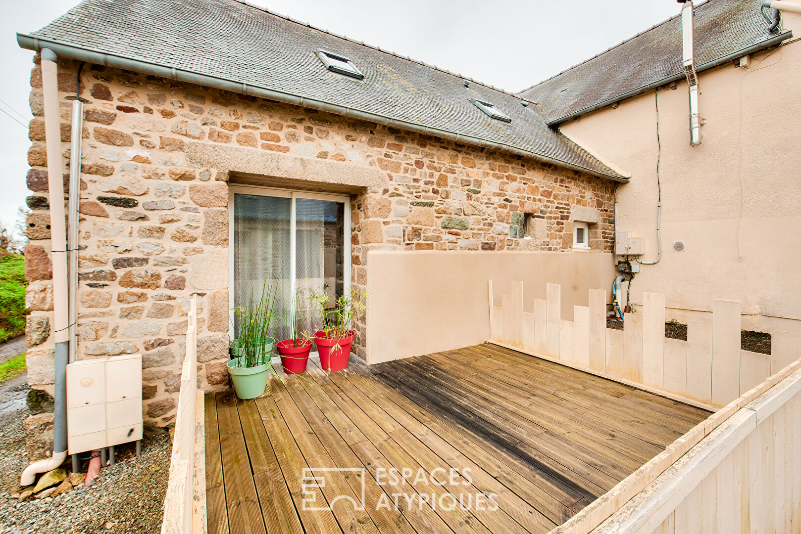 Belle propriété en pierre, composée de quatre maisons bord de mer – entre charme et authenticité