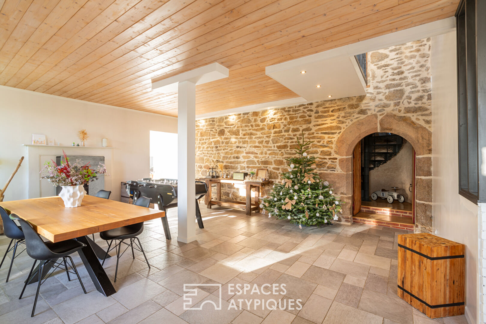 Ancienne ferme rénovée et son gîte proche du centre de Quintin