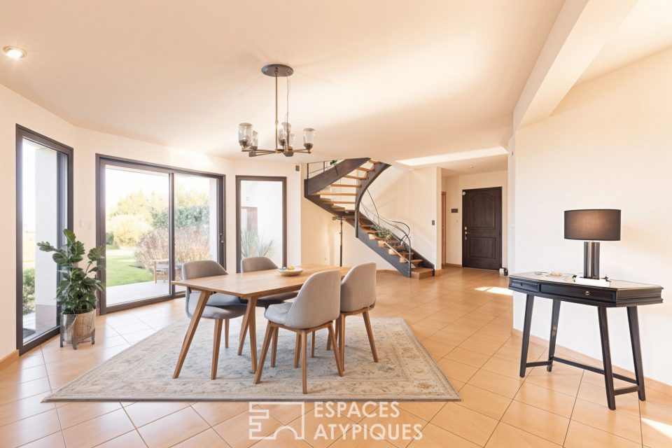 Maison exceptionnelle sur terrain paysagé, piscine couverte et sauna, vue mer