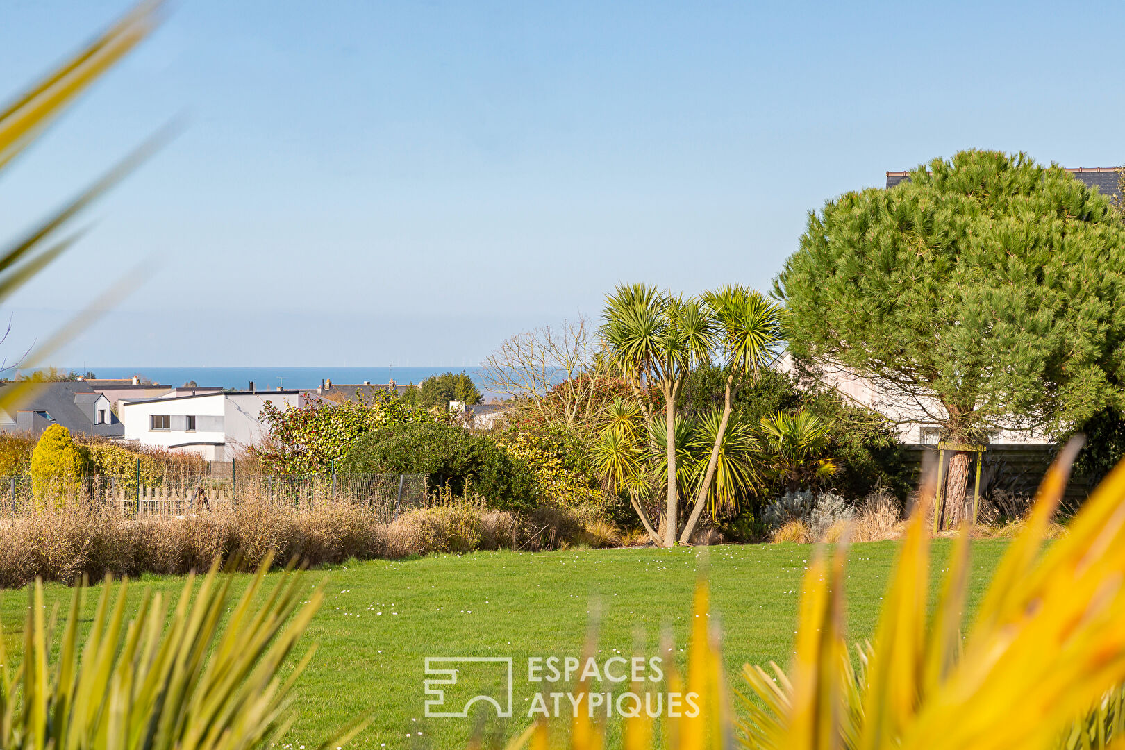 Exceptional house on landscaped grounds, indoor swimming pool and sauna, sea view