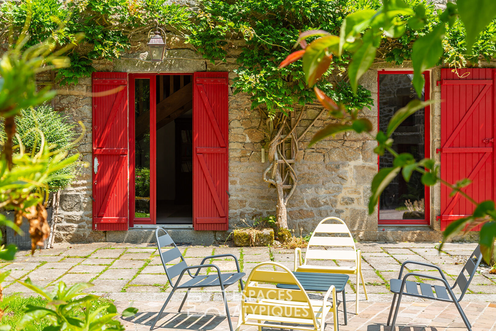 Ancien moulin rénové avec dépendances dans un cadre verdoyant