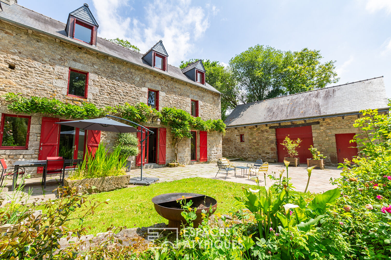 Ancien moulin rénové avec dépendances dans un cadre verdoyant