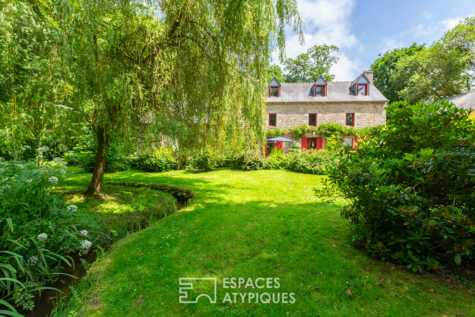 Ancien moulin rénové avec dépendances dans un cadre verdoyant