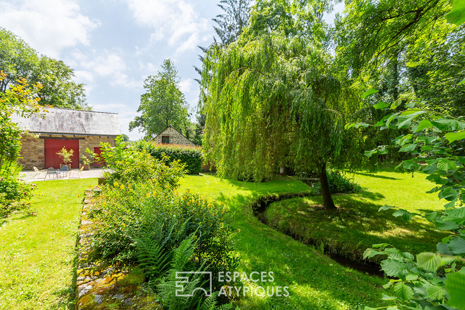 Ancien moulin rénové avec dépendances dans un cadre verdoyant