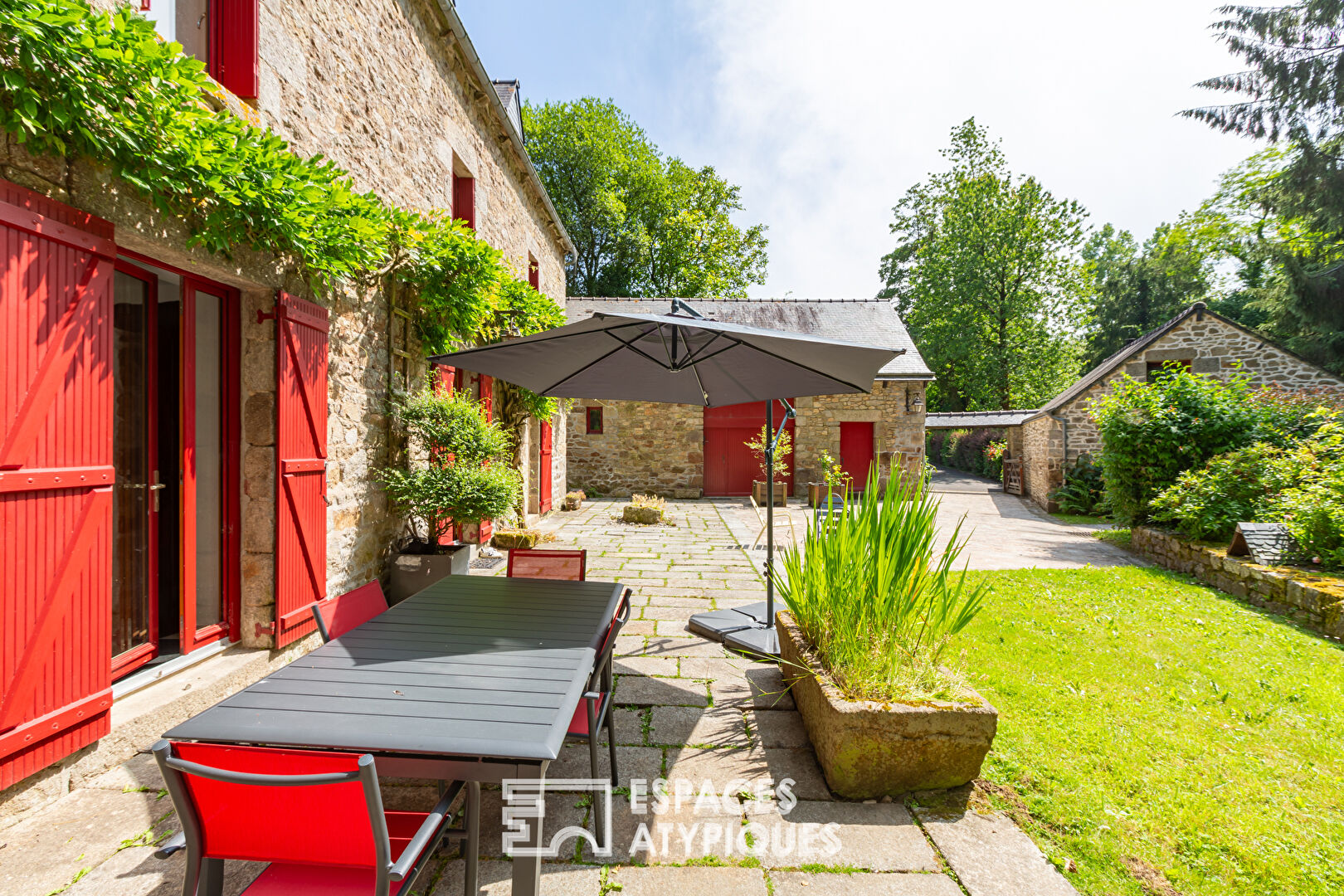 Ancien moulin rénové avec dépendances dans un cadre verdoyant